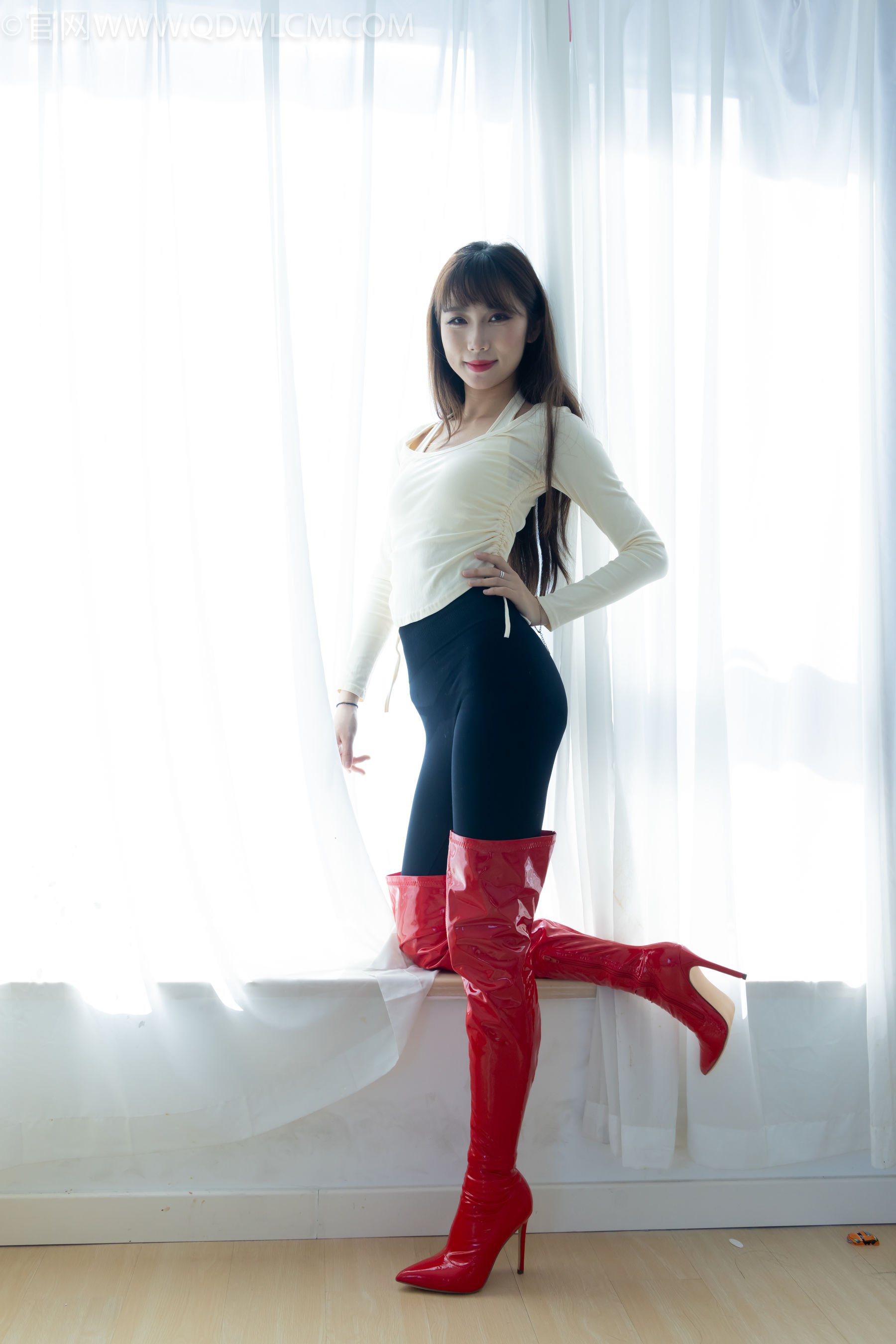 物恋传媒 No.2326 泡泡 - 高跟长靴、白棉袜、裸足/(184P)