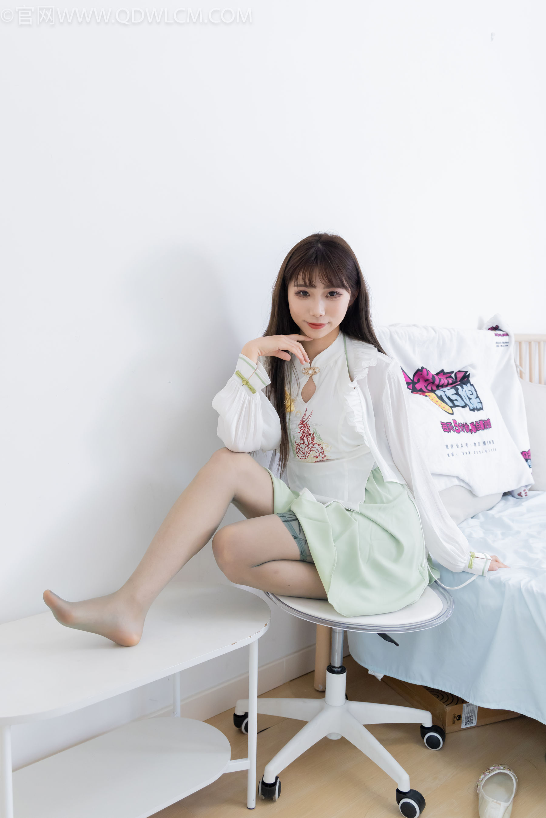 物恋传媒 No.2323 泡泡 - 汉服、平底鞋、过膝丝袜/(153P)