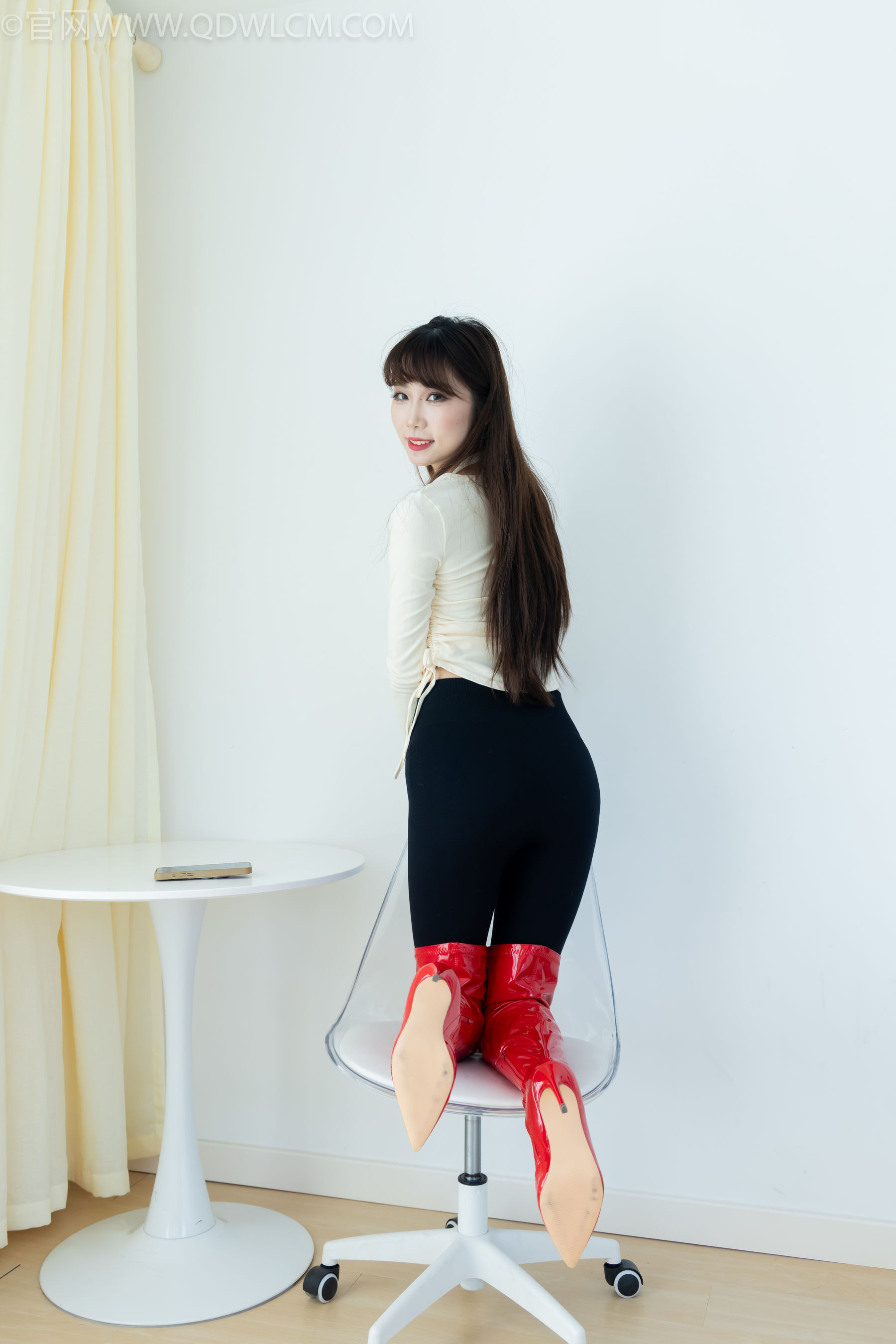 物恋传媒 No.2326 泡泡 - 高跟长靴、白棉袜、裸足/(184P)