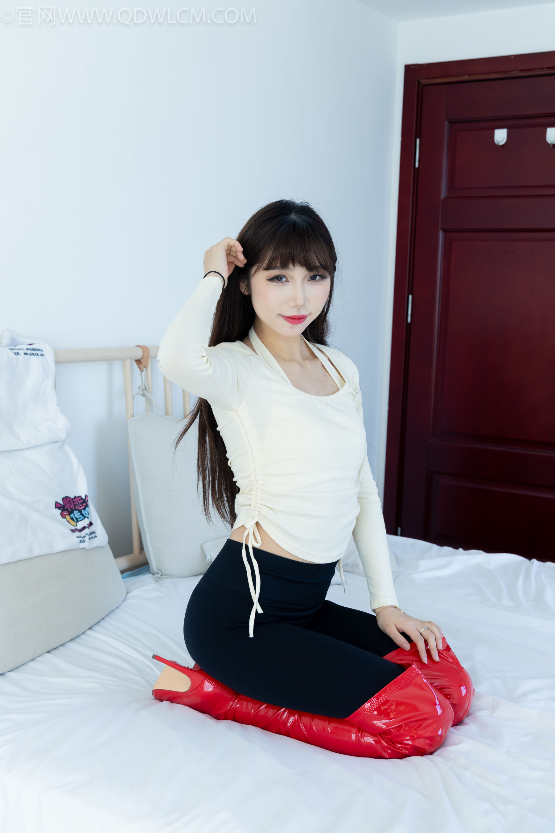 物恋传媒 No.2326 泡泡 - 高跟长靴、白棉袜、裸足/(184P)