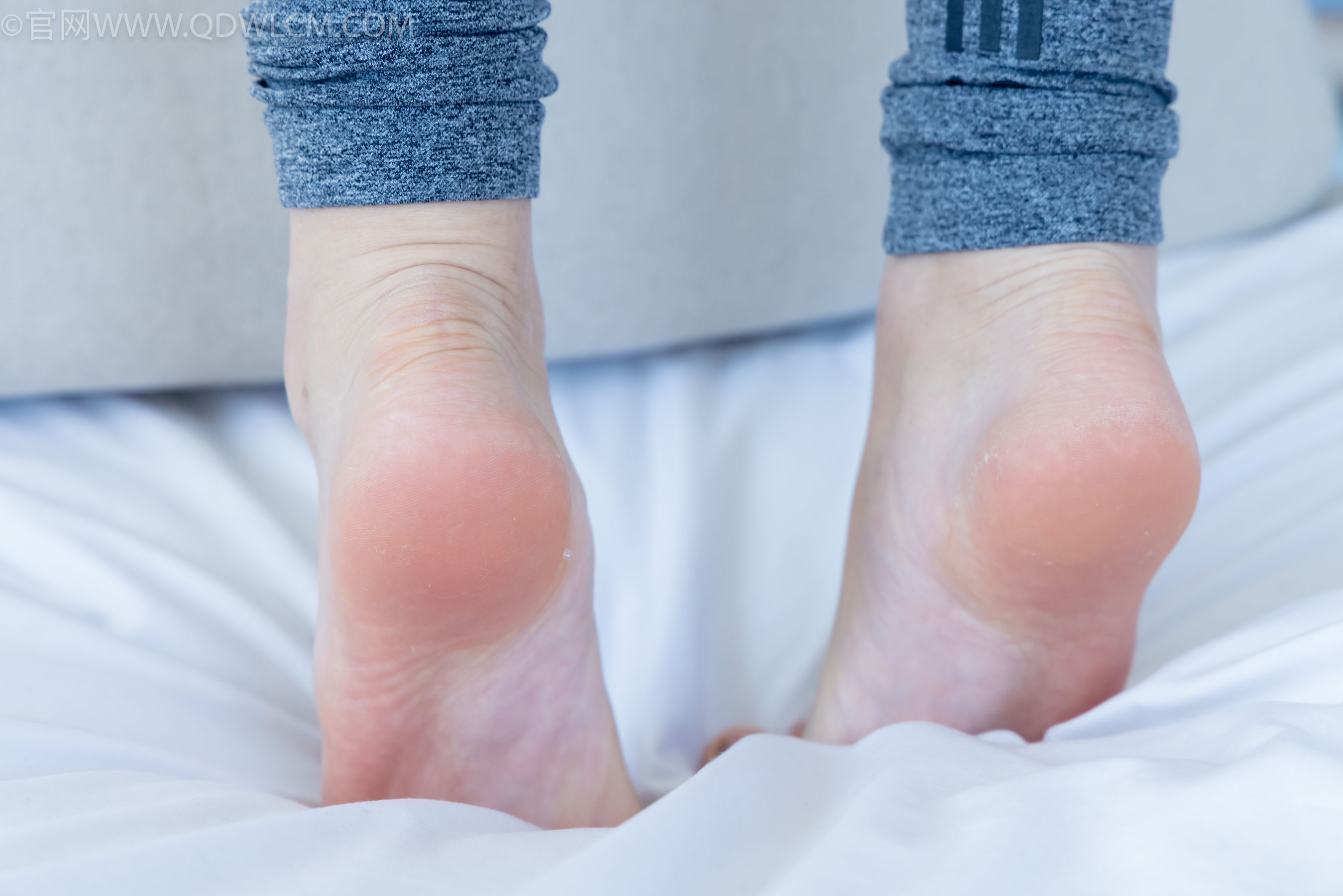 物恋传媒 No.2326 泡泡 - 高跟长靴、白棉袜、裸足/(184P)