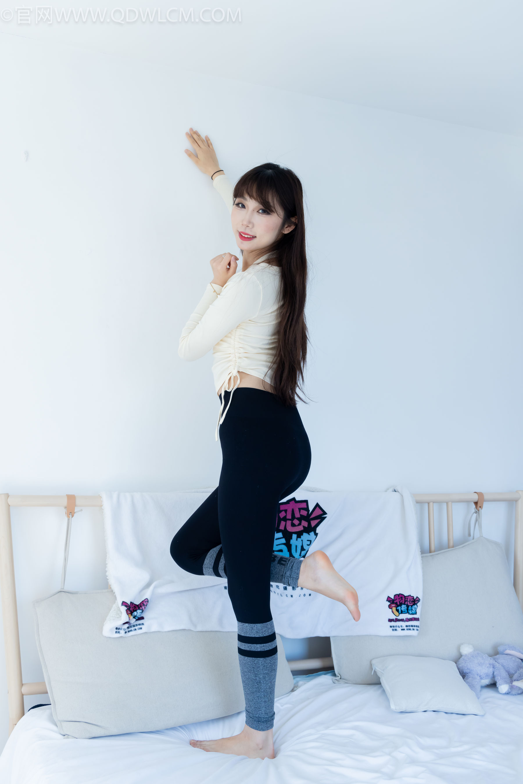 物恋传媒 No.2326 泡泡 - 高跟长靴、白棉袜、裸足/(184P)