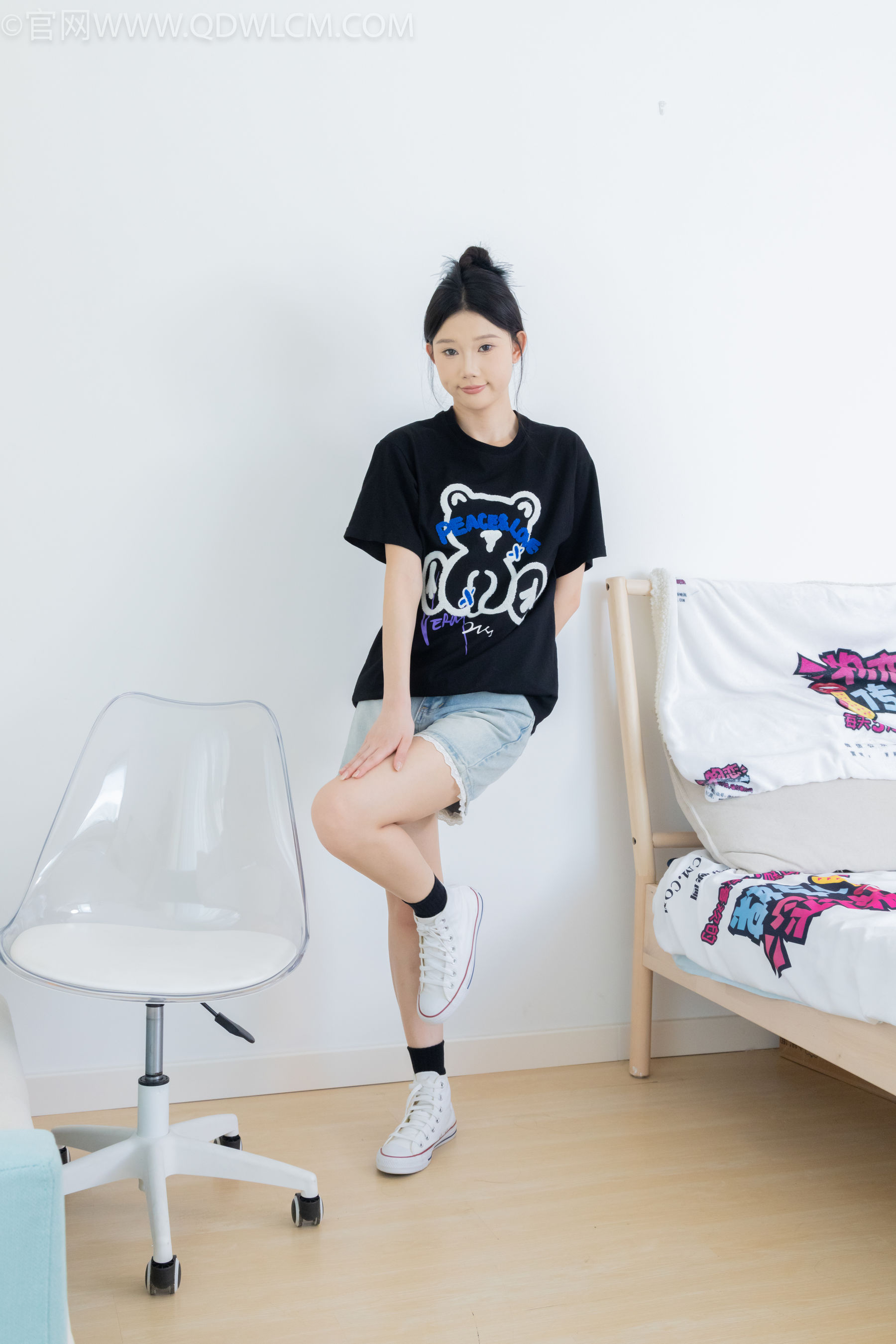 物恋传媒 No.2324 小竹 - 匡威帆布鞋、白棉袜、黑棉袜/(166P)