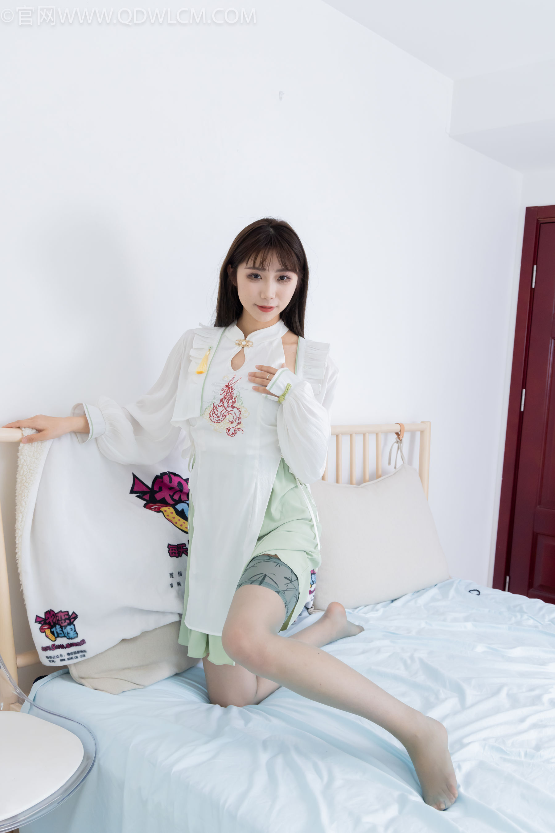 物恋传媒 No.2323 泡泡 - 汉服、平底鞋、过膝丝袜/(153P)