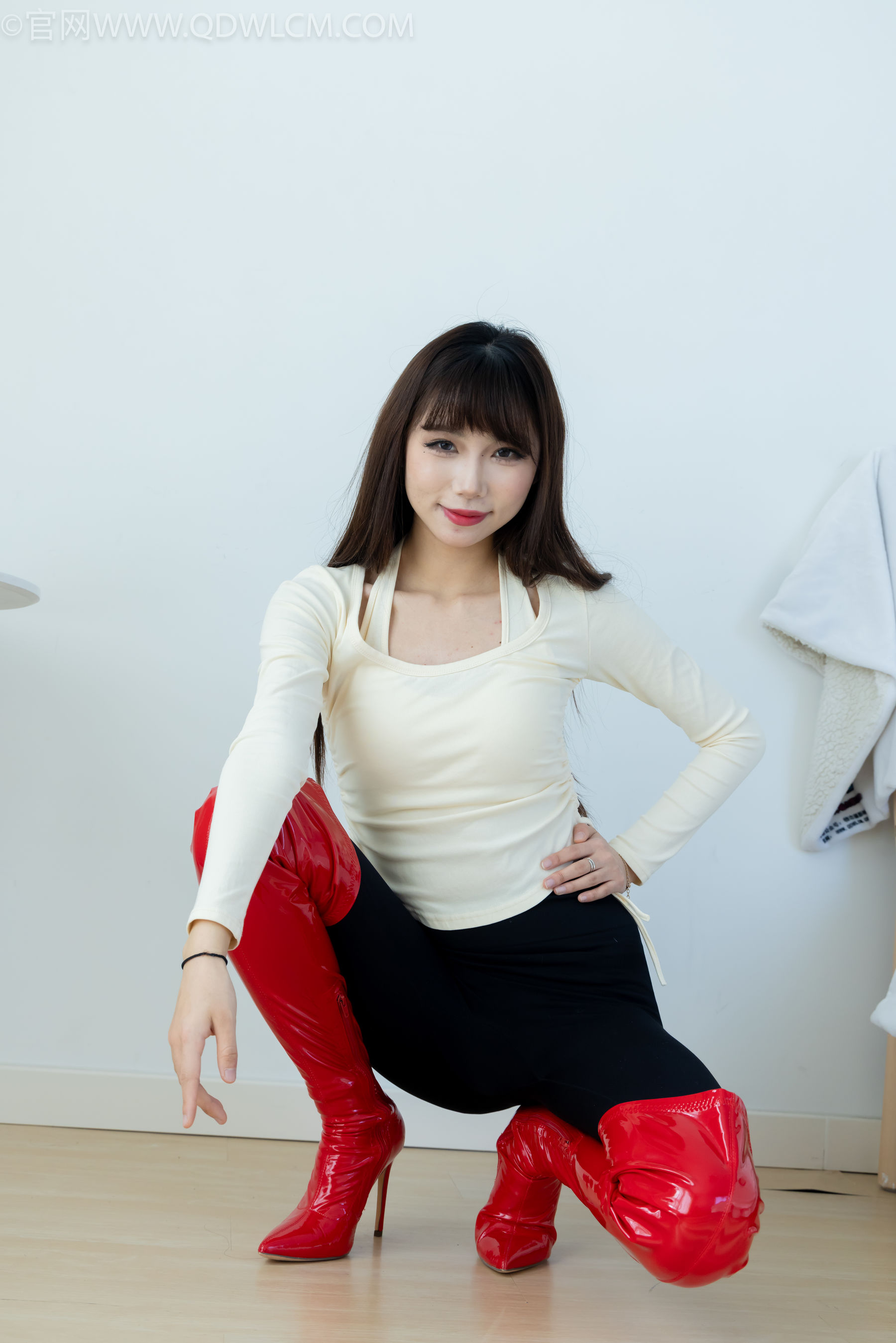 物恋传媒 No.2326 泡泡 - 高跟长靴、白棉袜、裸足/(184P)