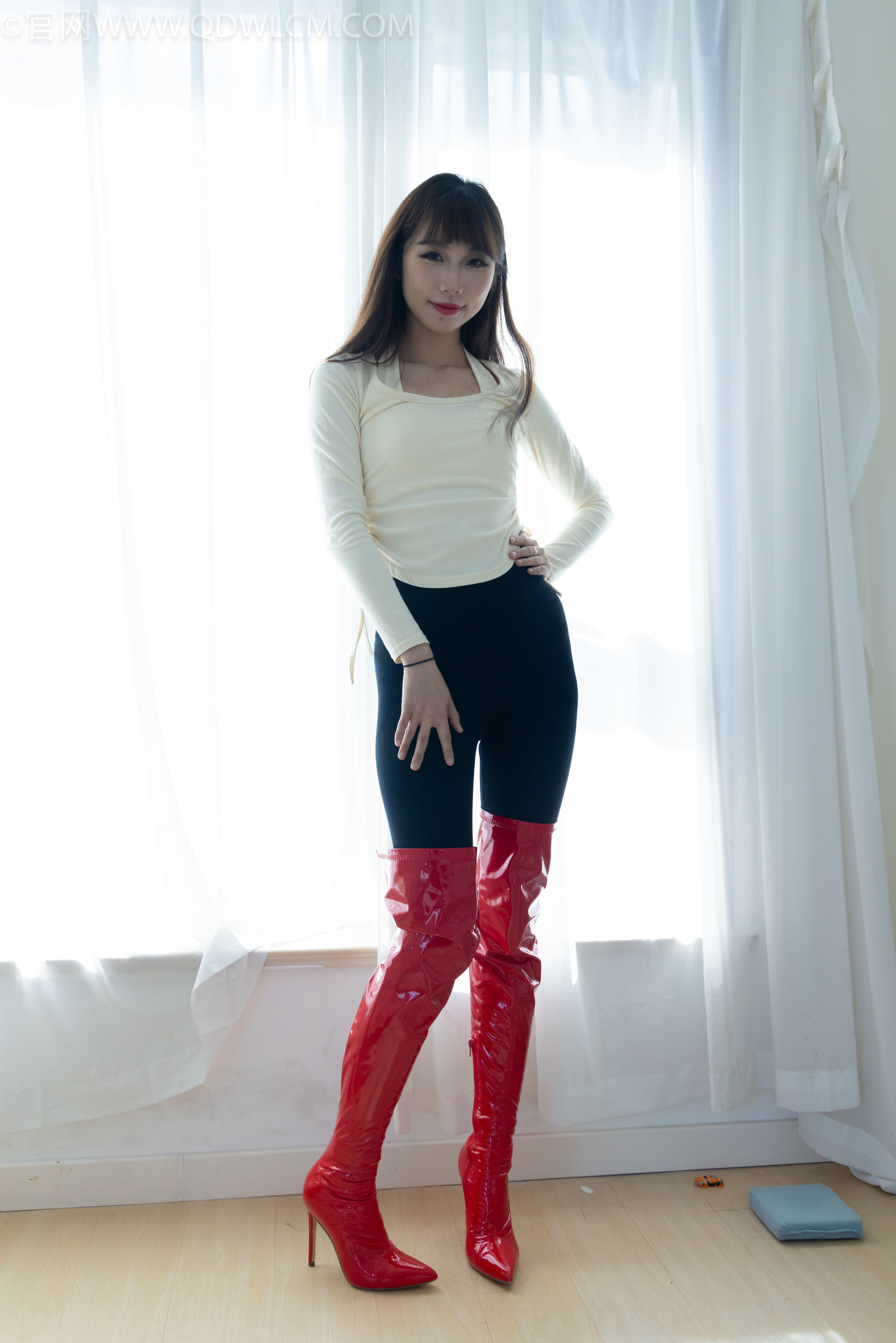 物恋传媒 No.2326 泡泡 - 高跟长靴、白棉袜、裸足/(184P)