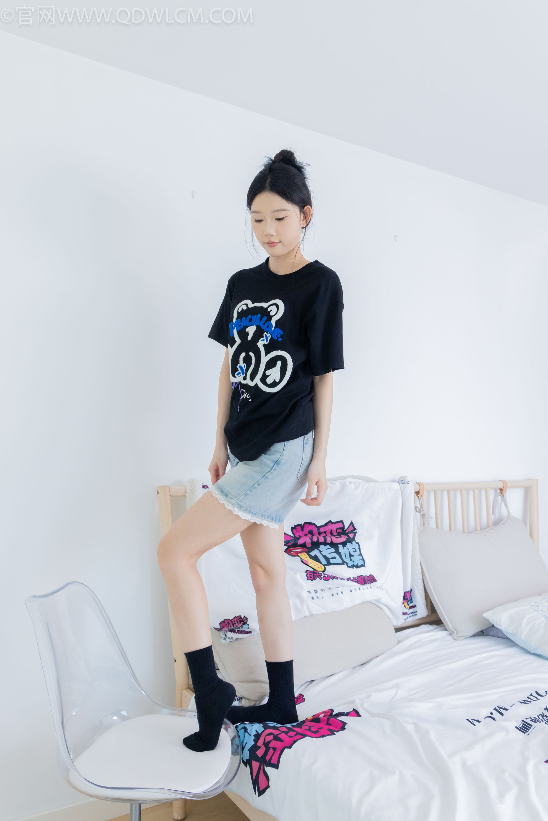 物恋传媒 No.2324 小竹 - 匡威帆布鞋、白棉袜、黑棉袜/(166P)