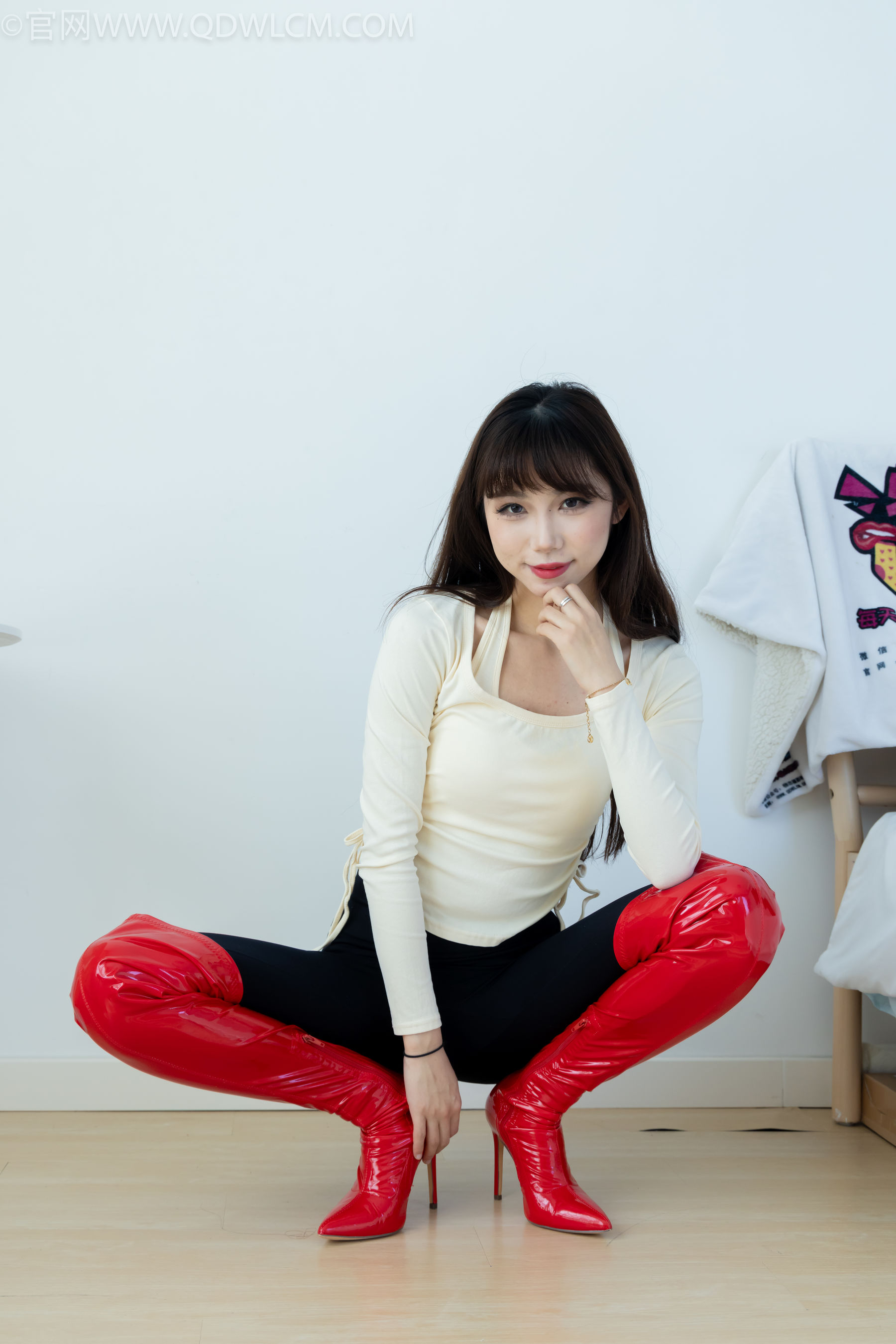 物恋传媒 No.2326 泡泡 - 高跟长靴、白棉袜、裸足/(184P)