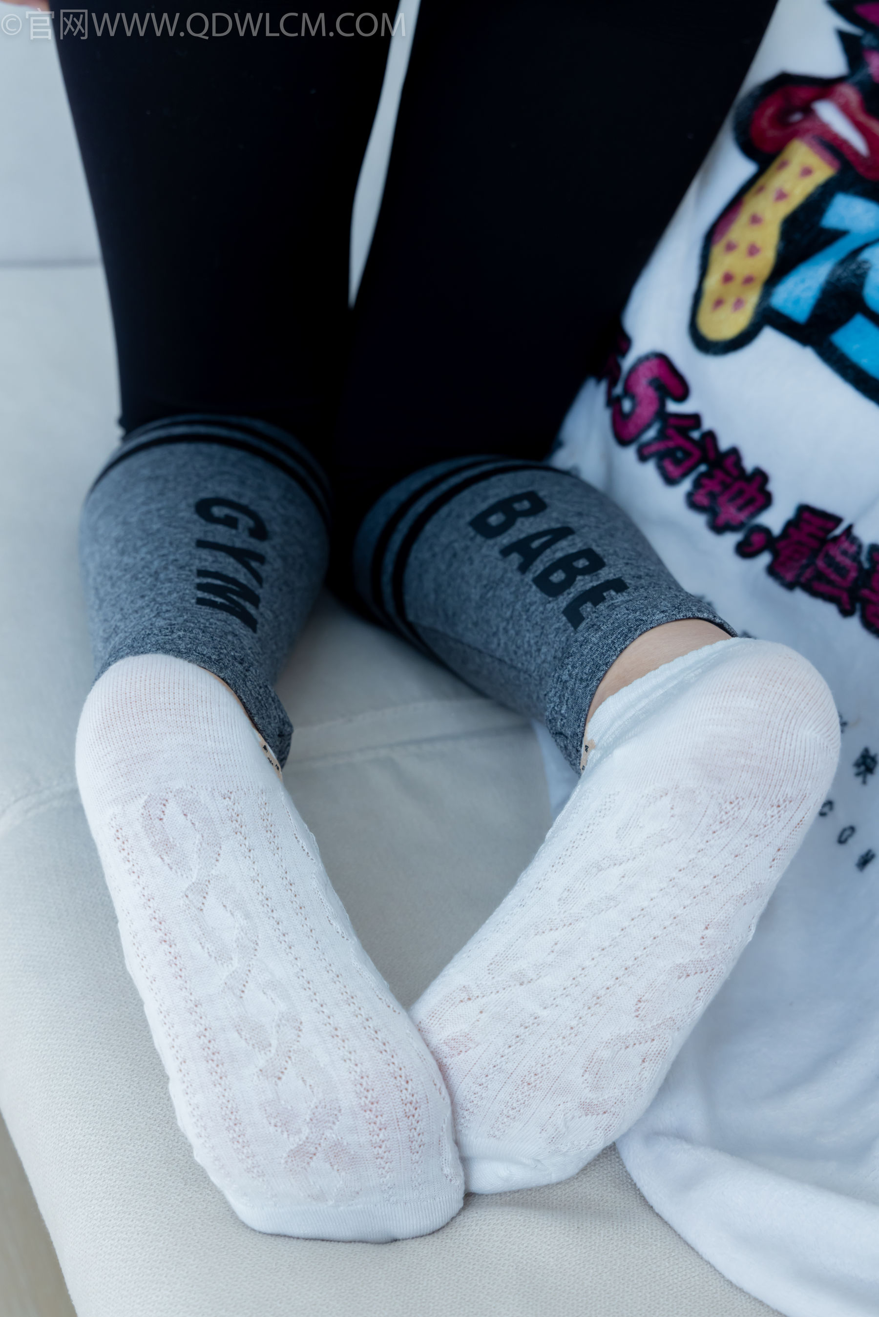 物恋传媒 No.2326 泡泡 - 高跟长靴、白棉袜、裸足/(184P)