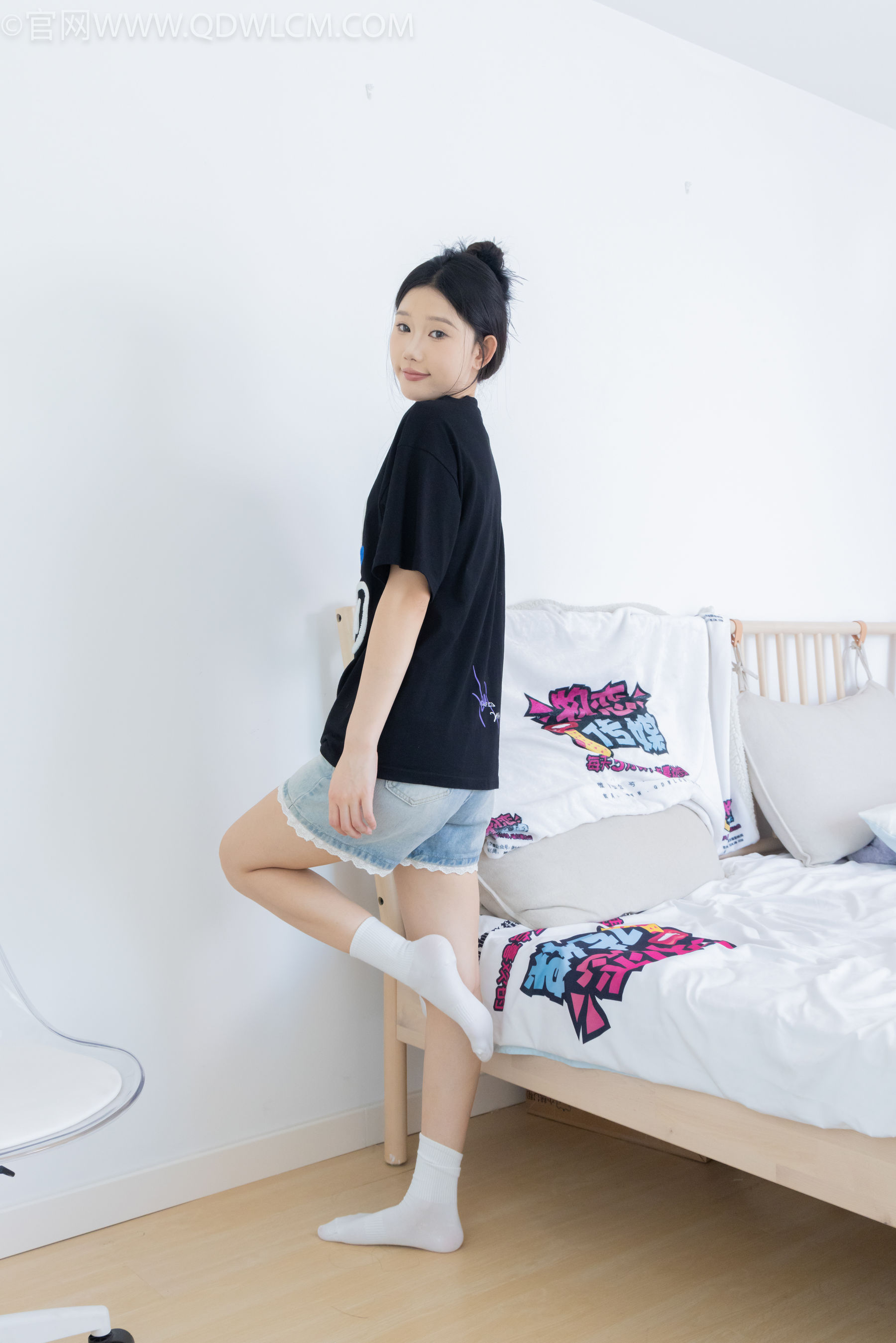 物恋传媒 No.2324 小竹 - 匡威帆布鞋、白棉袜、黑棉袜/(166P)