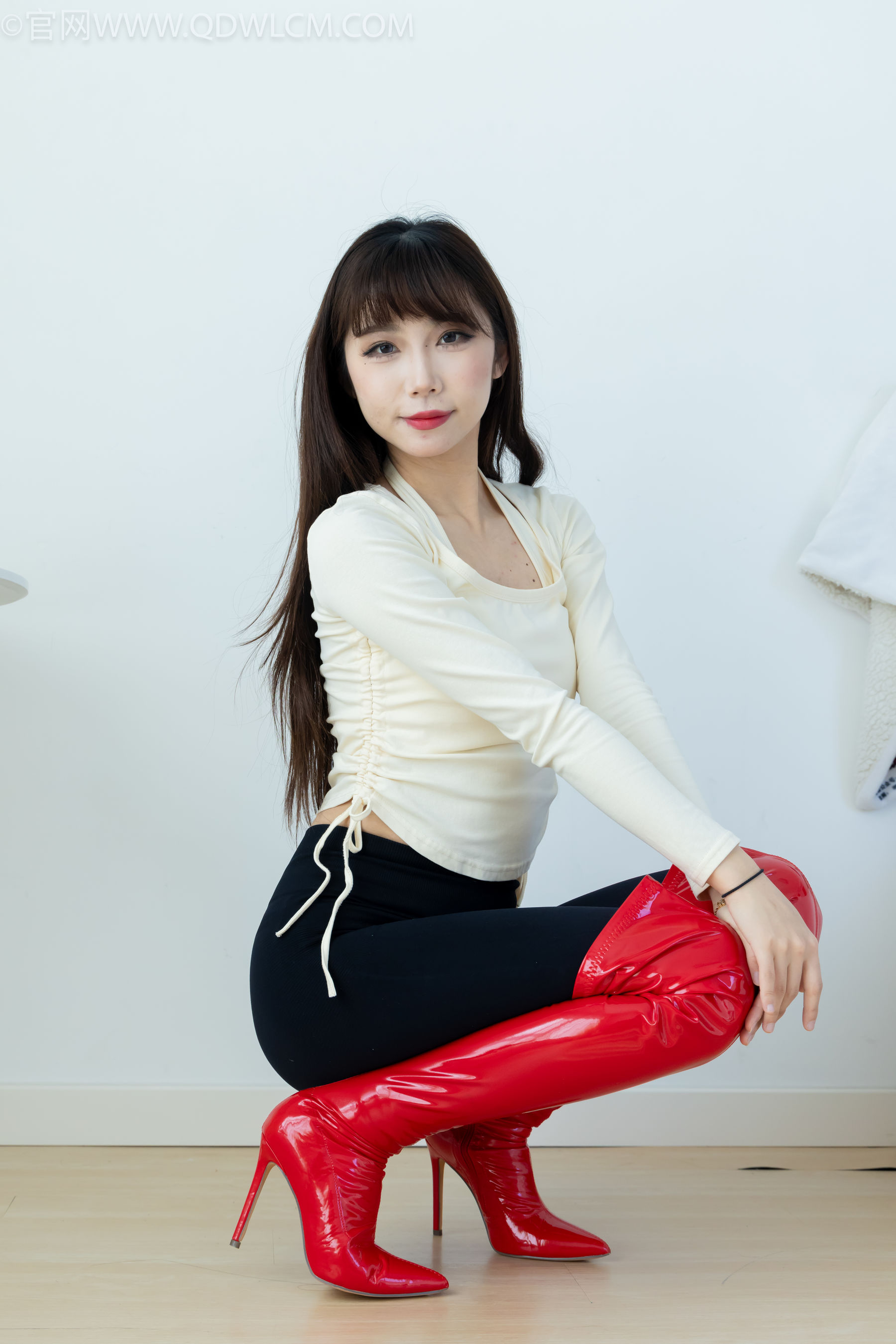 物恋传媒 No.2326 泡泡 - 高跟长靴、白棉袜、裸足/(184P)