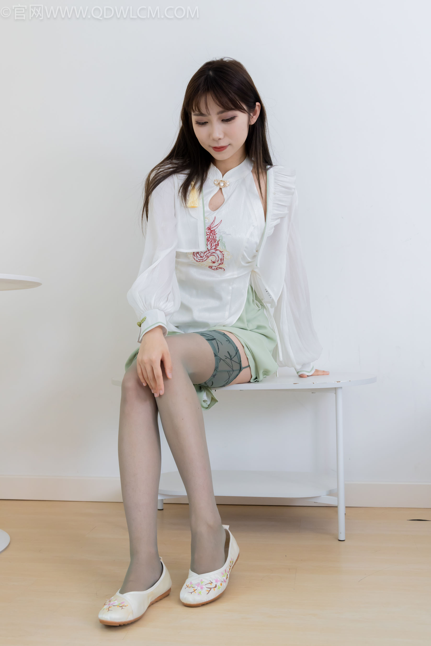 物恋传媒 No.2323 泡泡 - 汉服、平底鞋、过膝丝袜/(153P)