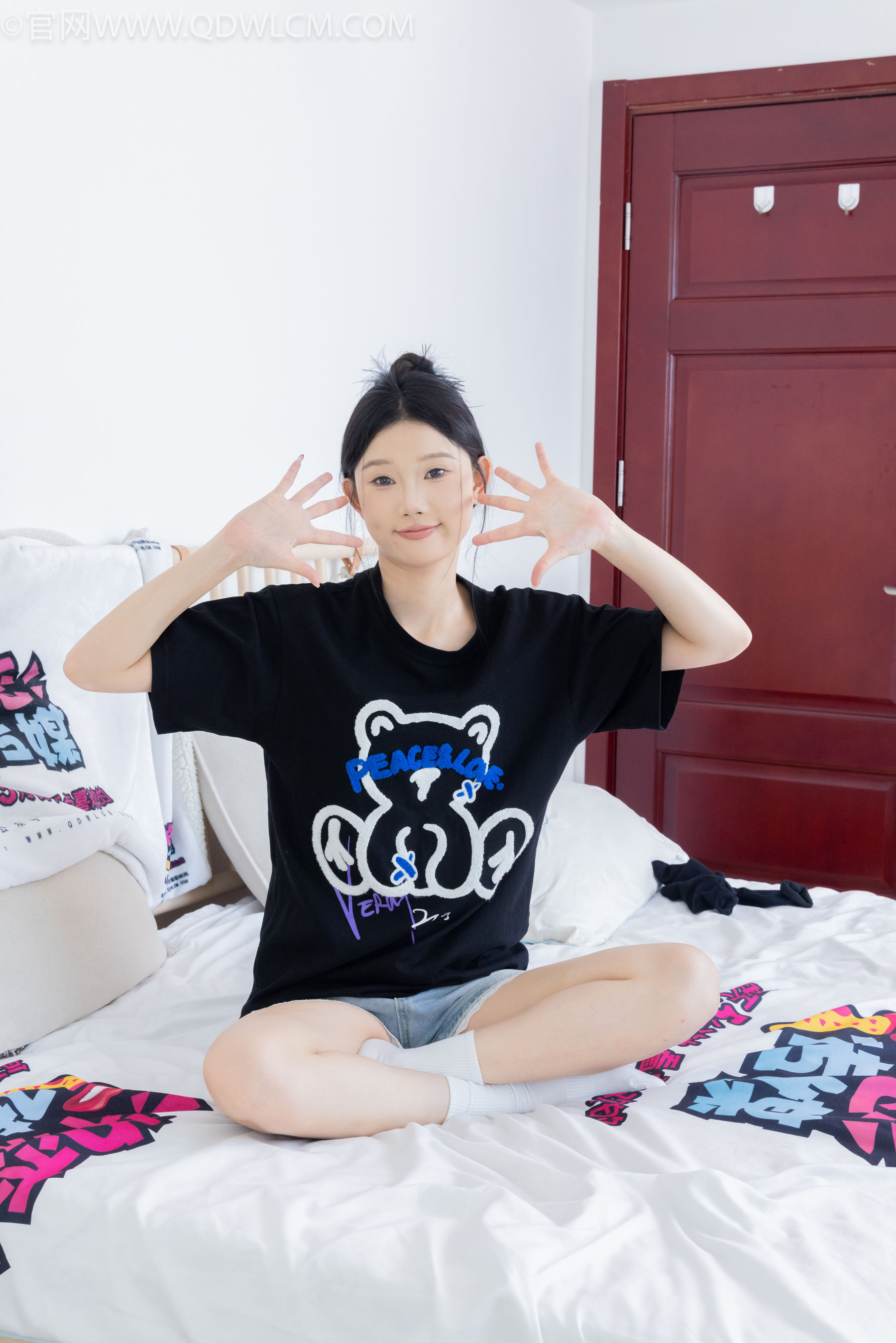 物恋传媒 No.2324 小竹 - 匡威帆布鞋、白棉袜、黑棉袜/(166P)