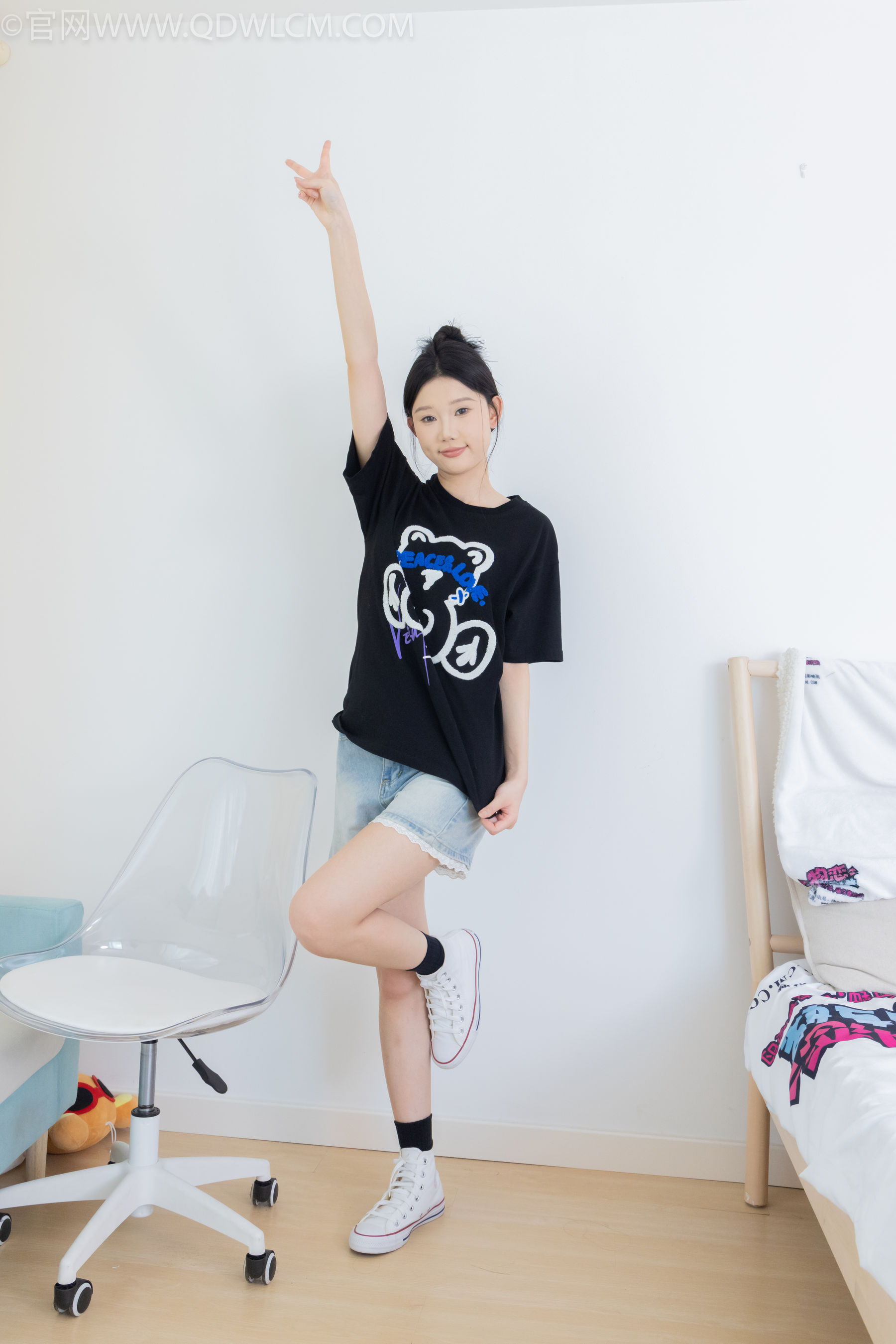 物恋传媒 No.2324 小竹 - 匡威帆布鞋、白棉袜、黑棉袜/(166P)