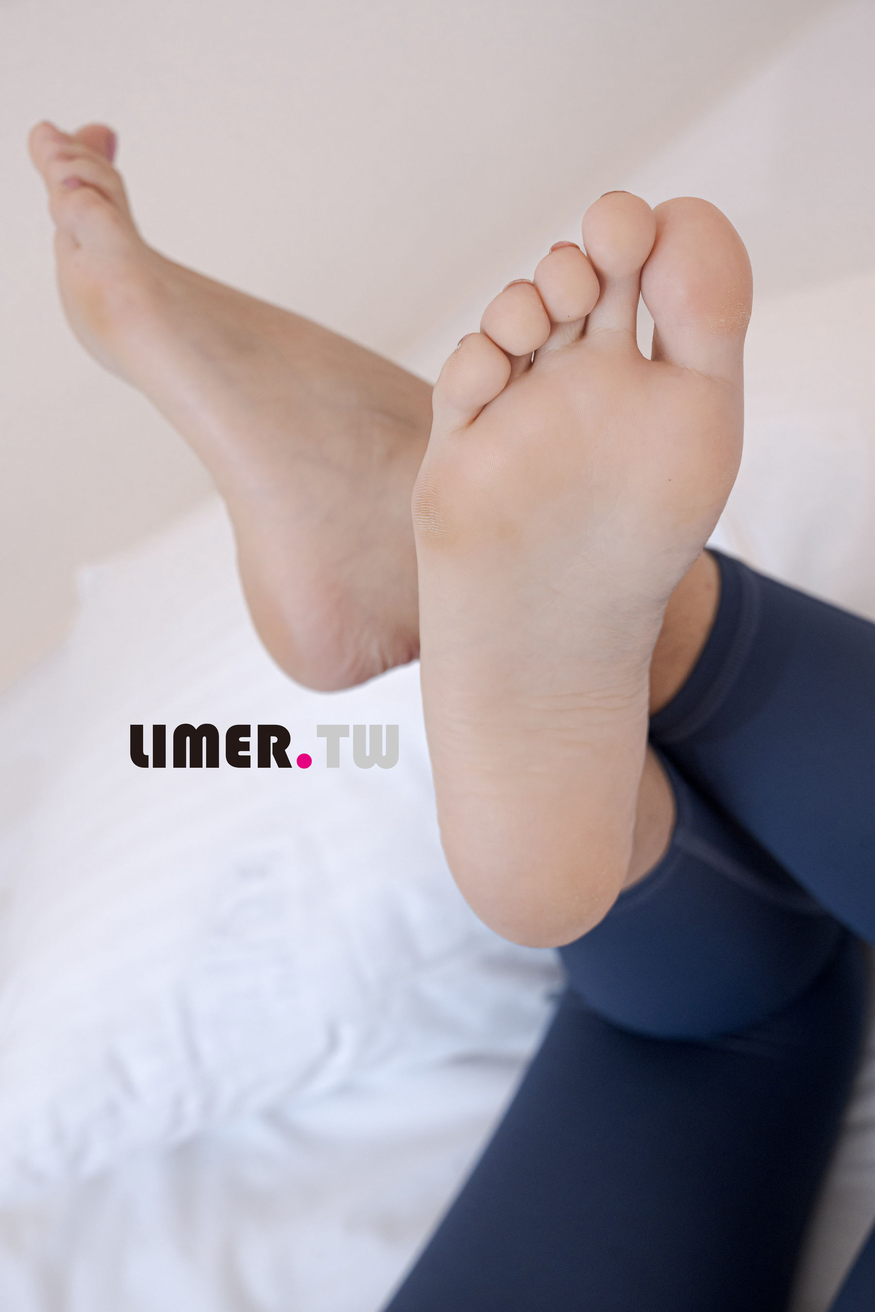 Limerence原创 No.101 LuLu 女大生香甜腳趾 瑜伽伸展/(239P)