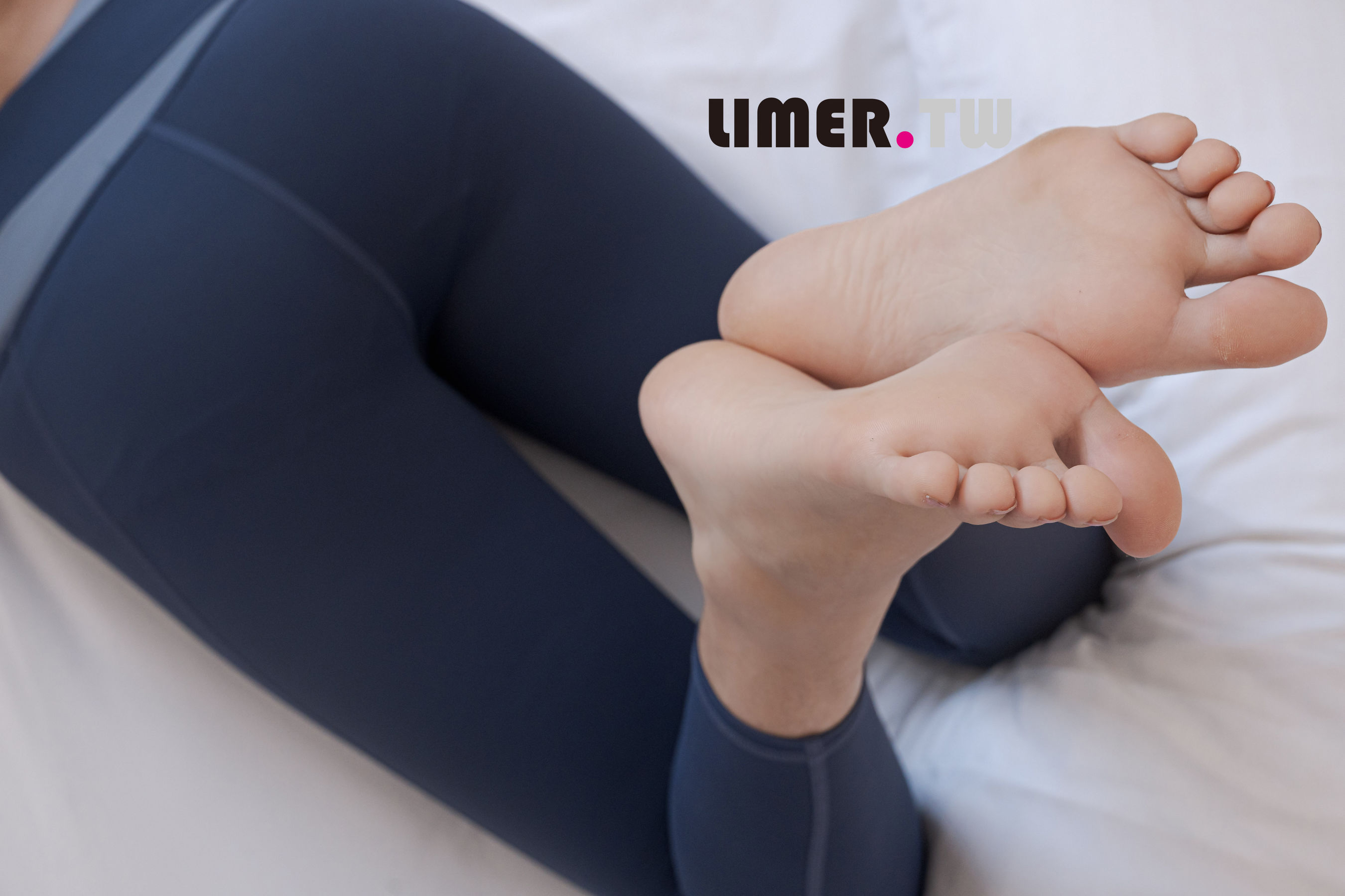 Limerence原创 No.101 LuLu 女大生香甜腳趾 瑜伽伸展/(239P)