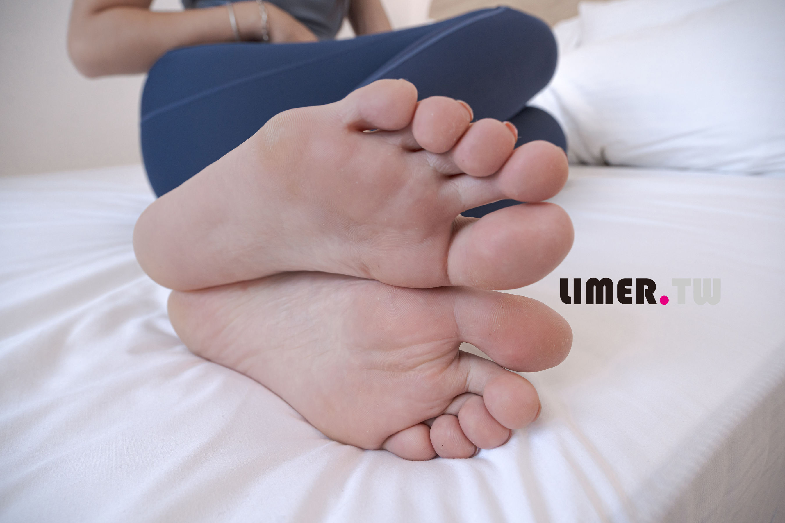 Limerence原创 No.101 LuLu 女大生香甜腳趾 瑜伽伸展/(239P)
