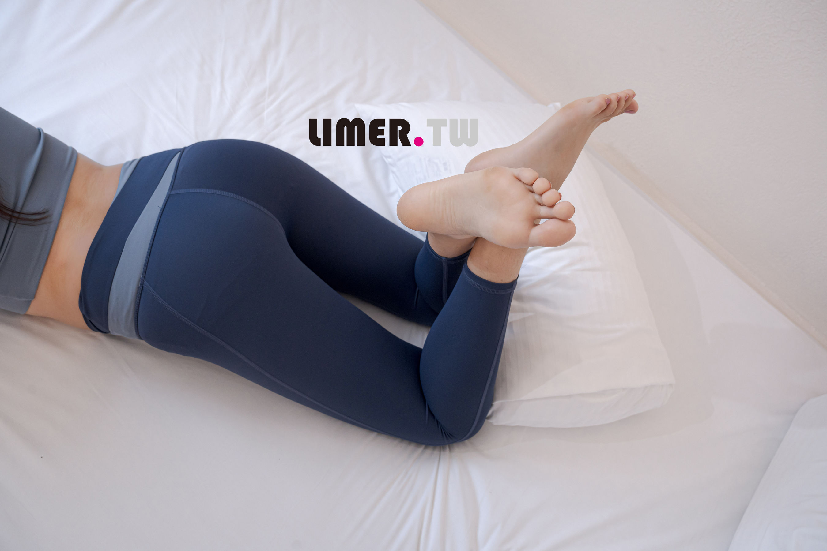 Limerence原创 No.101 LuLu 女大生香甜腳趾 瑜伽伸展/(239P)