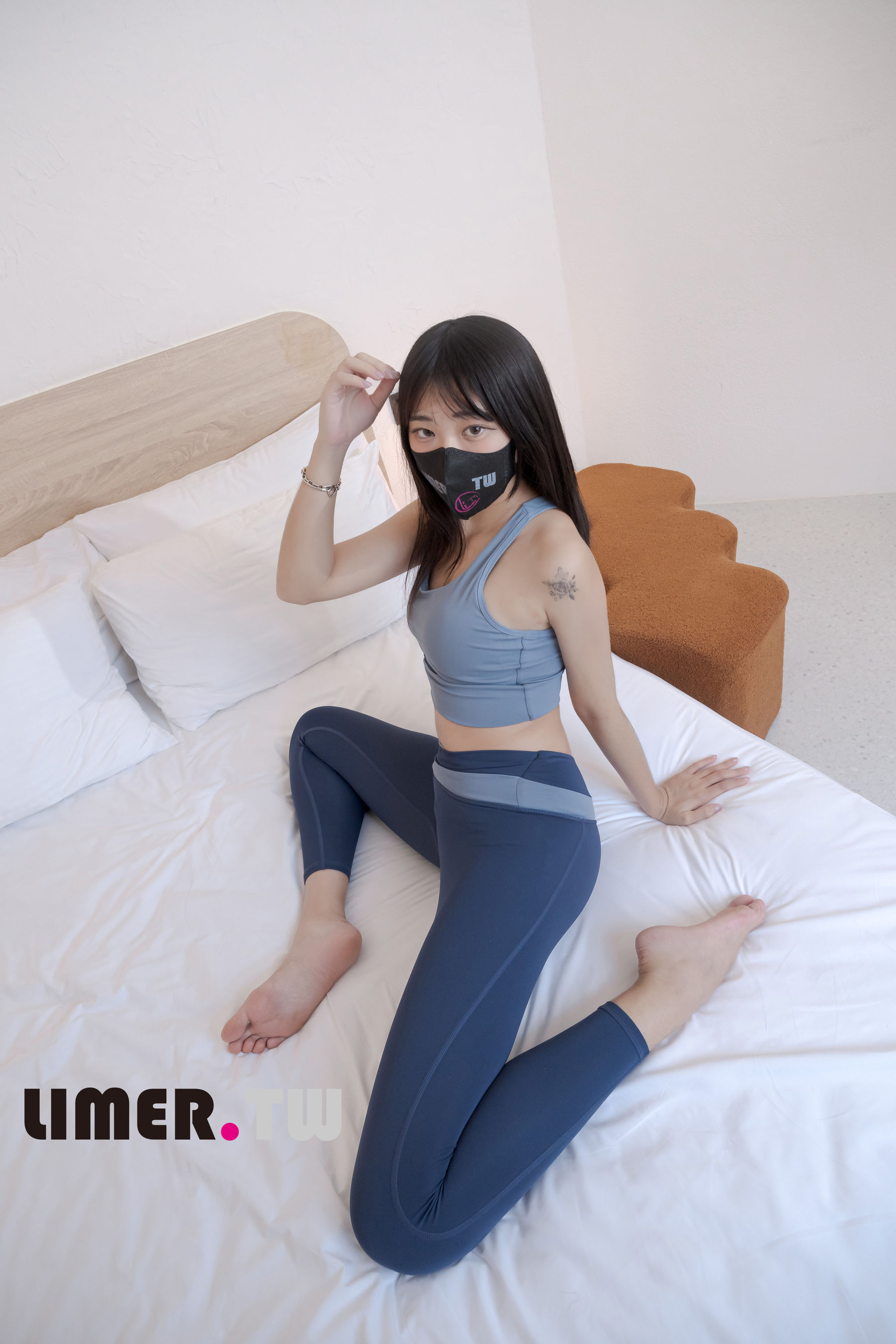 Limerence原创 No.101 LuLu 女大生香甜腳趾 瑜伽伸展/(239P)