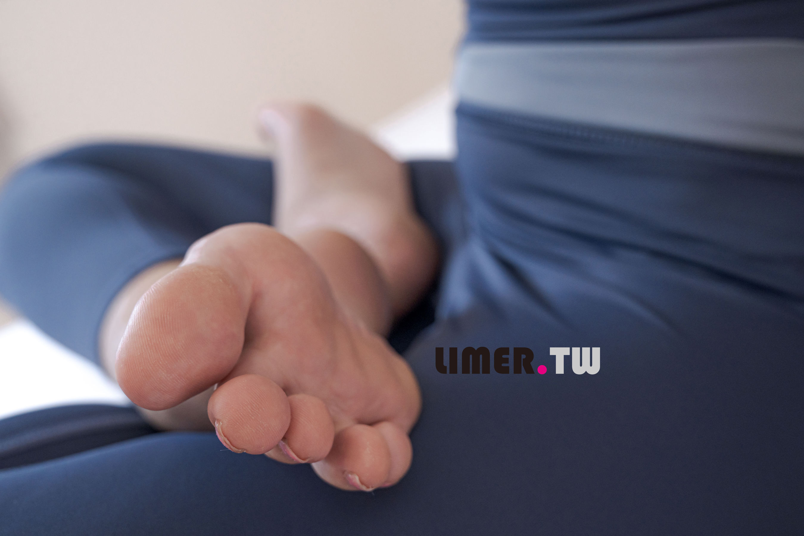 Limerence原创 No.101 LuLu 女大生香甜腳趾 瑜伽伸展/(239P)