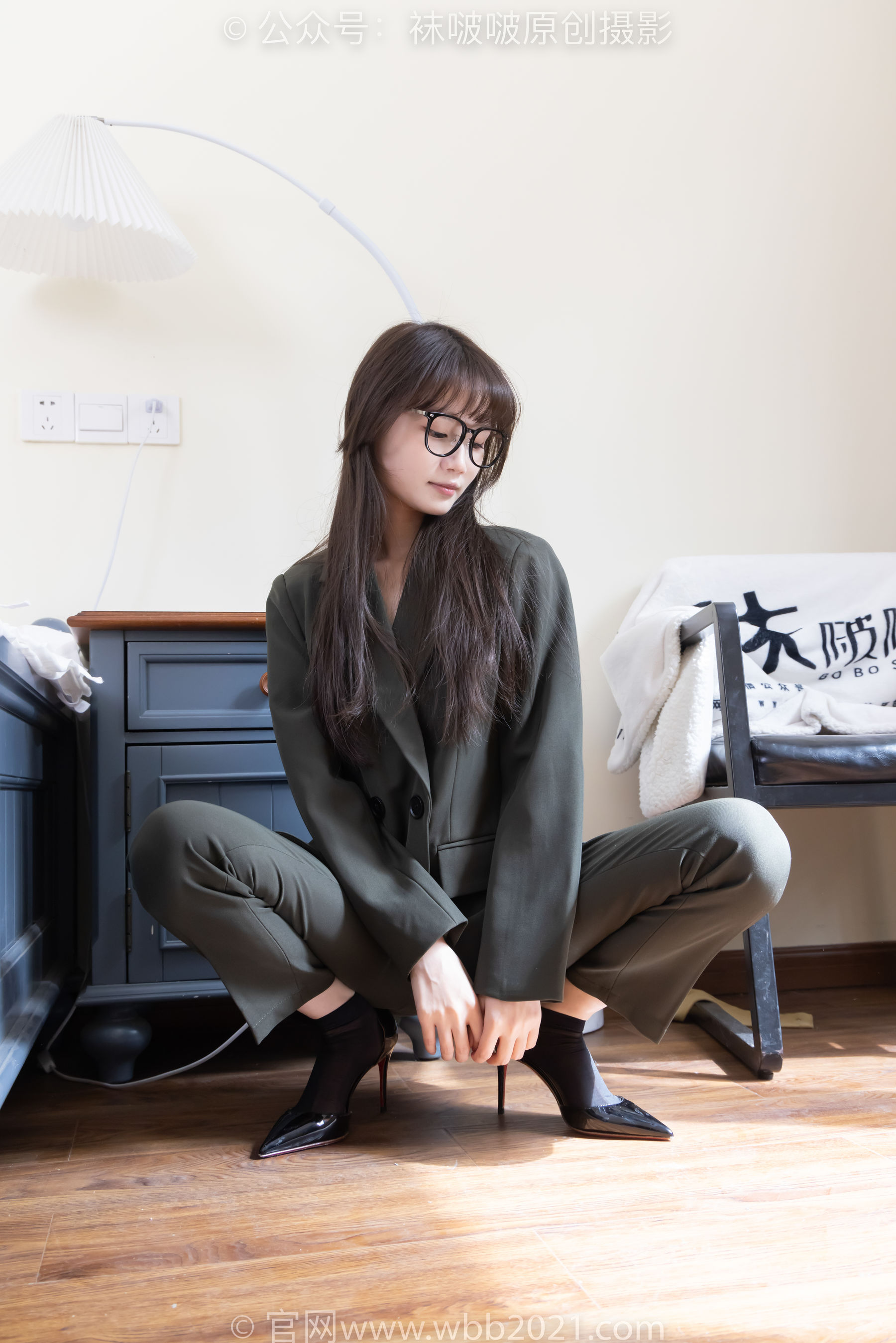 BoBoSocks袜啵啵 No.529 甜甜圈 - 高跟鞋、短黑丝、裸足、半蹲半脱袜子剧情/(154P)