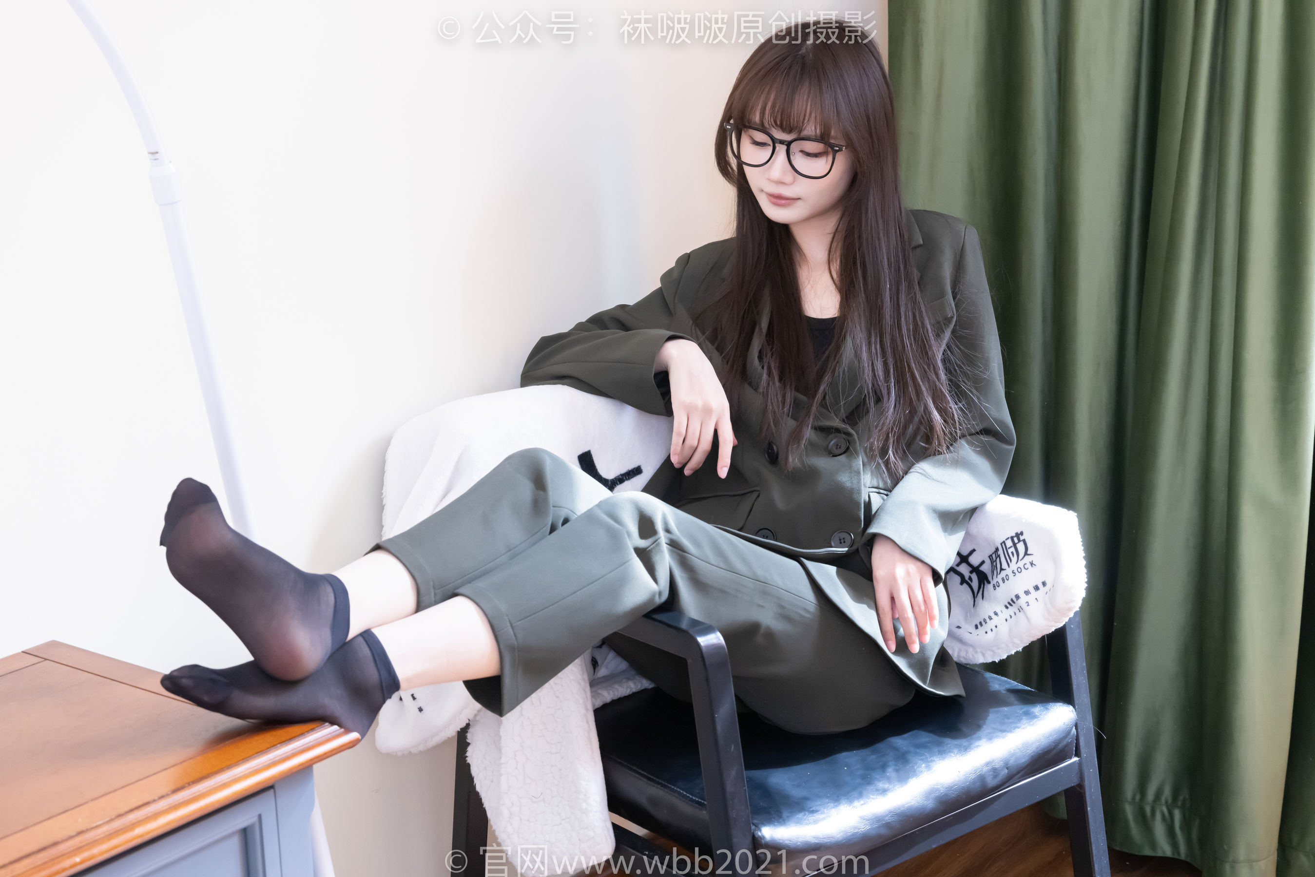 BoBoSocks袜啵啵 No.529 甜甜圈 - 高跟鞋、短黑丝、裸足、半蹲半脱袜子剧情/(154P)