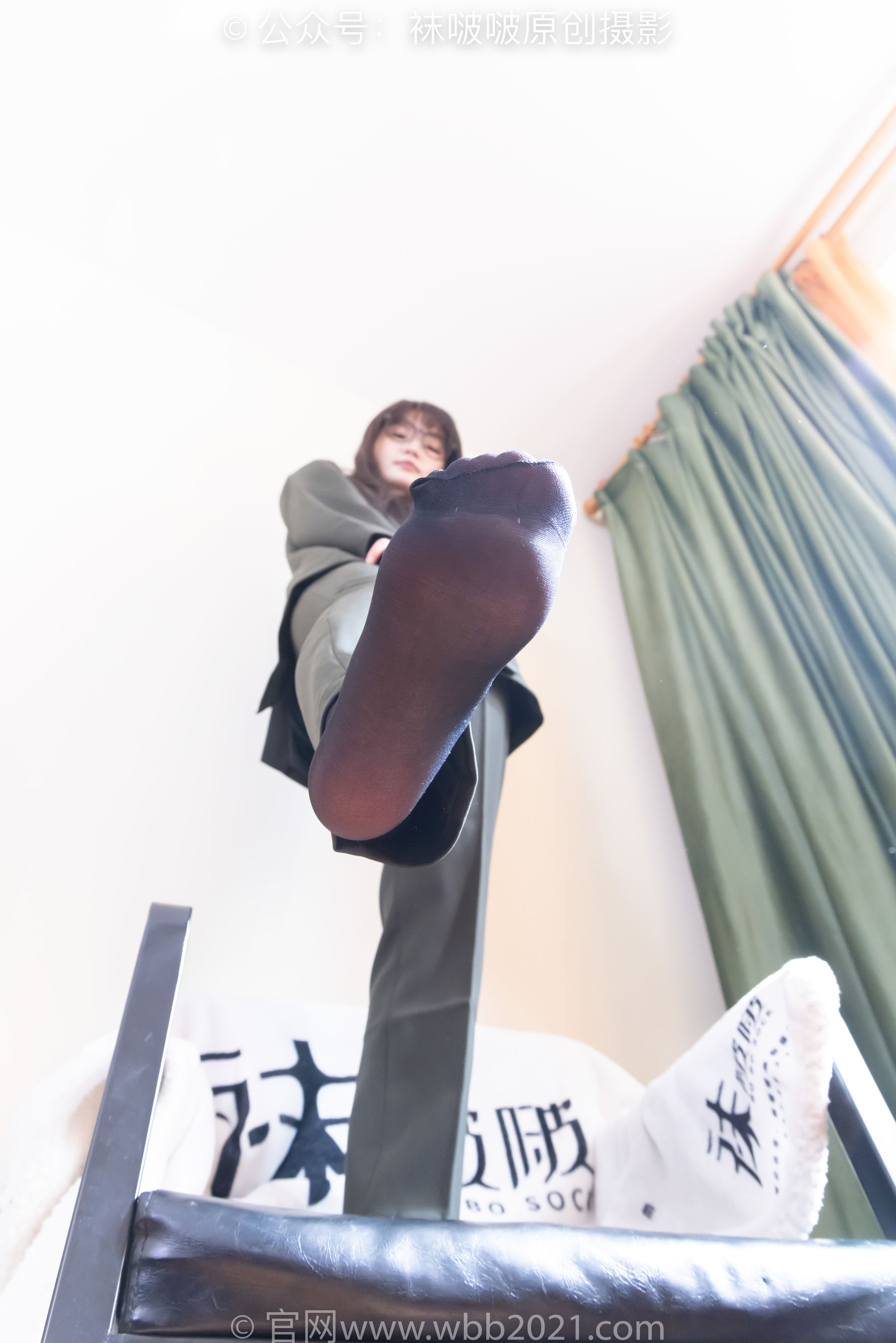 BoBoSocks袜啵啵 No.529 甜甜圈 - 高跟鞋、短黑丝、裸足、半蹲半脱袜子剧情/(154P)