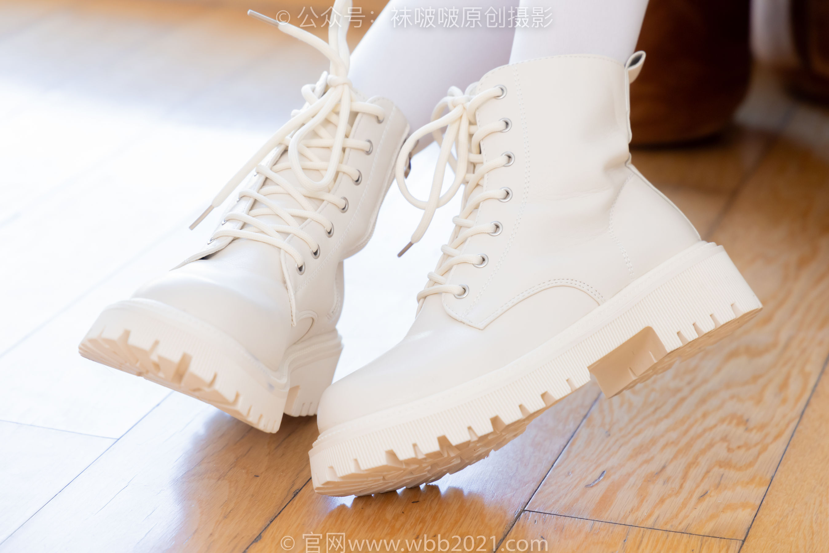 BoBoSocks袜啵啵 No.545 奶油 - 白色马丁靴、厚白丝、jk制服、瑜伽动作时用老头乐挠脚剧情/(144P)