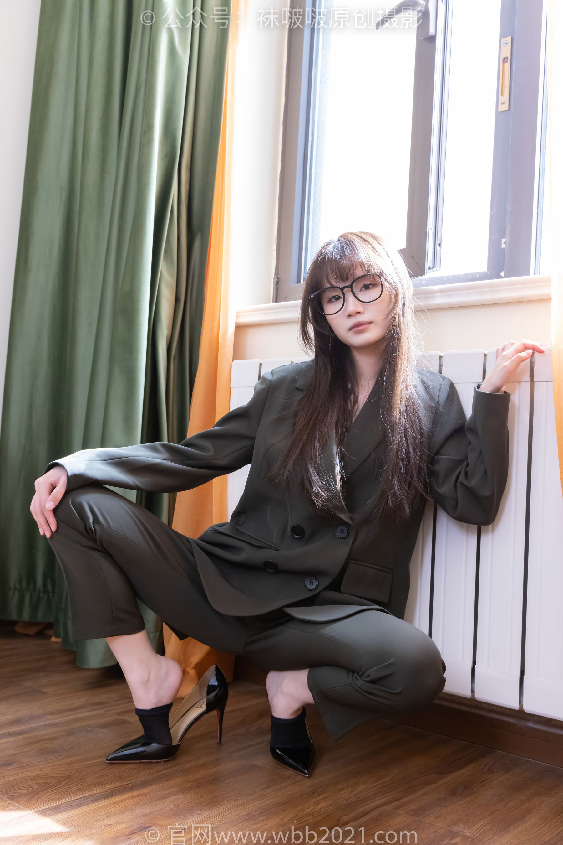 BoBoSocks袜啵啵 No.529 甜甜圈 - 高跟鞋、短黑丝、裸足、半蹲半脱袜子剧情/(154P)