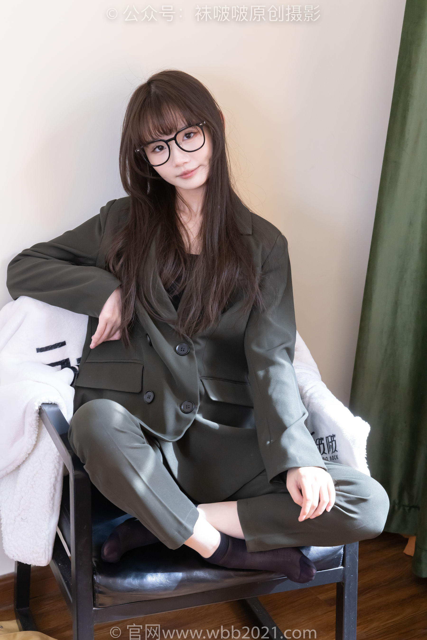 BoBoSocks袜啵啵 No.529 甜甜圈 - 高跟鞋、短黑丝、裸足、半蹲半脱袜子剧情/(154P)