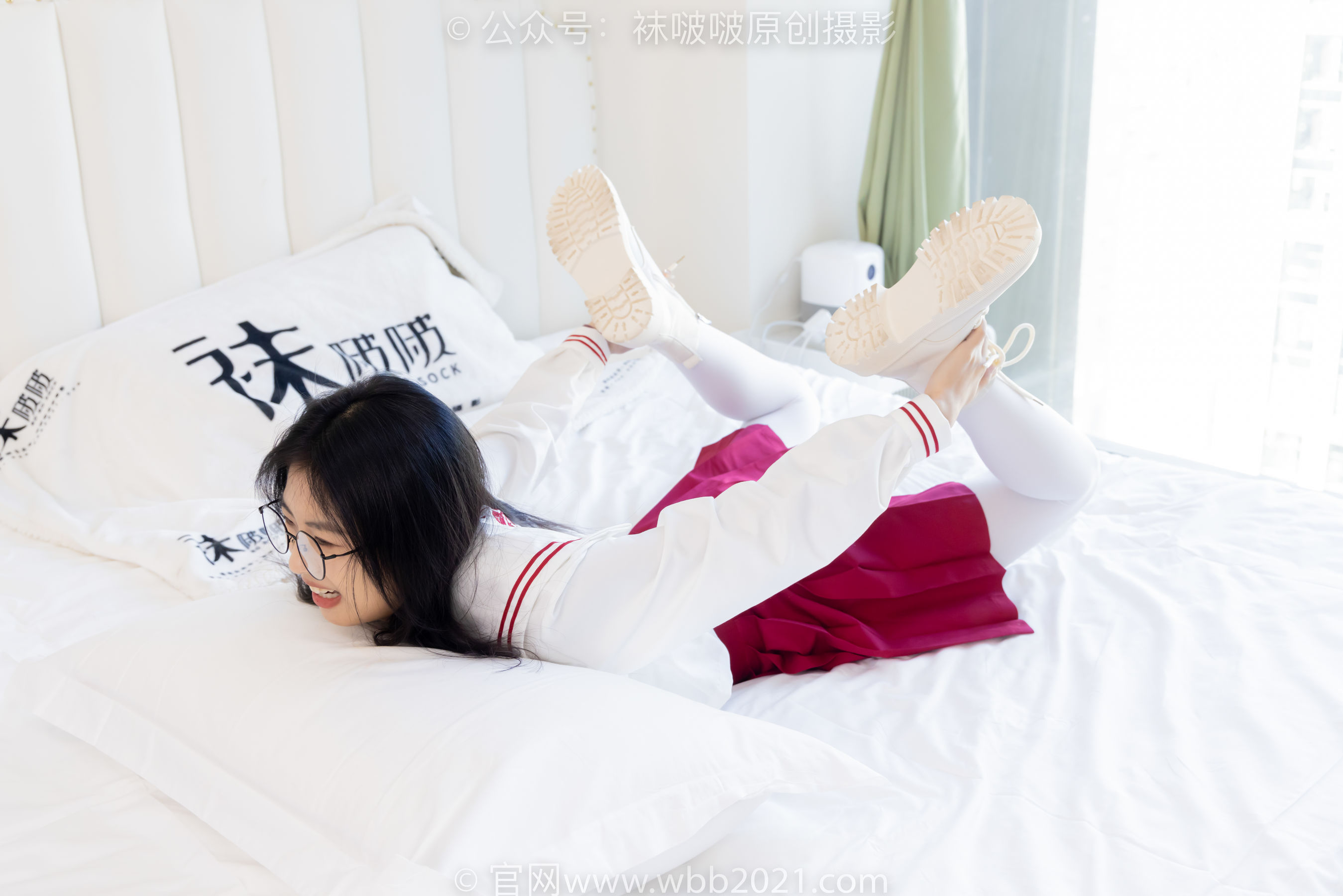 BoBoSocks袜啵啵 No.545 奶油 - 白色马丁靴、厚白丝、jk制服、瑜伽动作时用老头乐挠脚剧情/(144P)