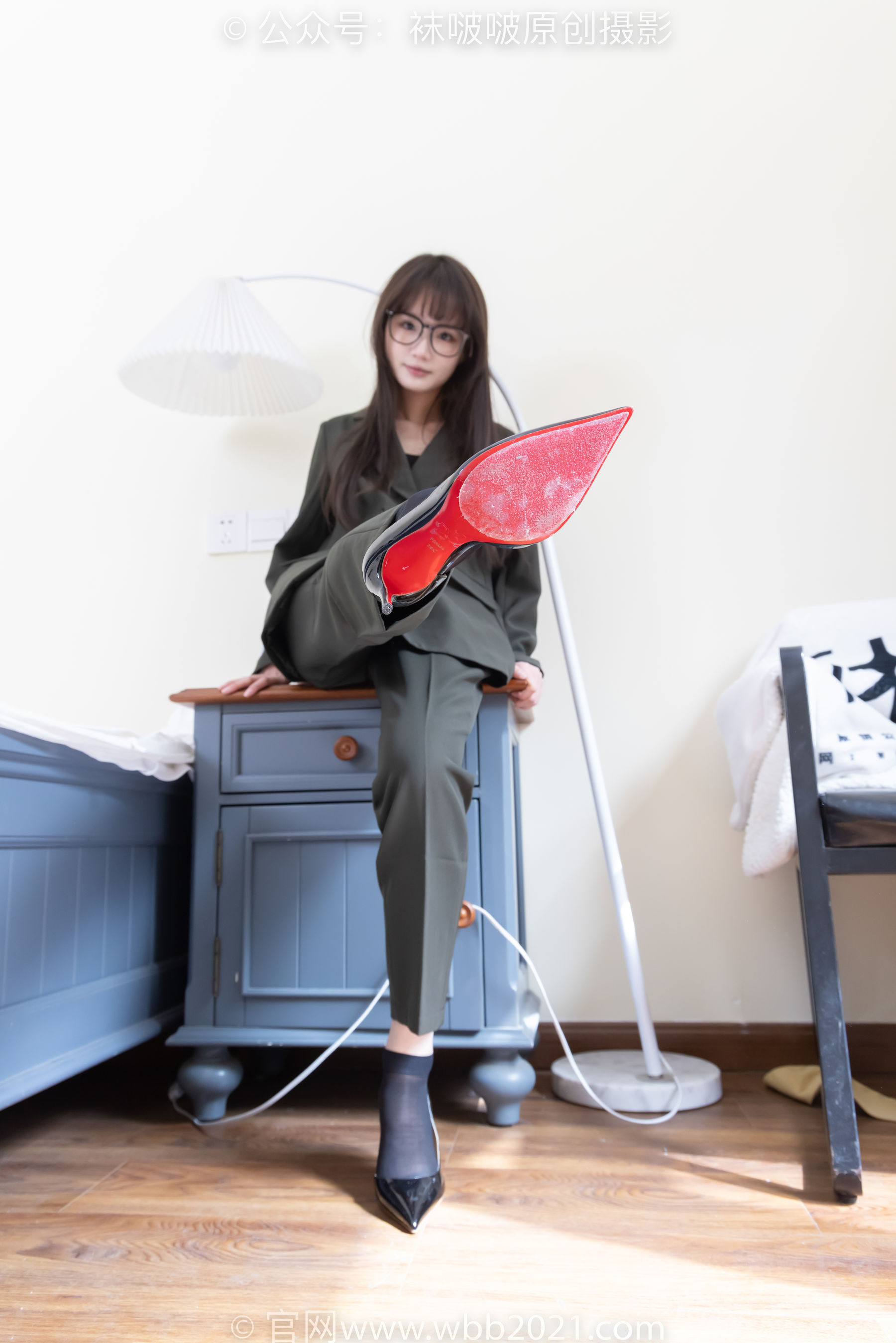 BoBoSocks袜啵啵 No.529 甜甜圈 - 高跟鞋、短黑丝、裸足、半蹲半脱袜子剧情/(154P)