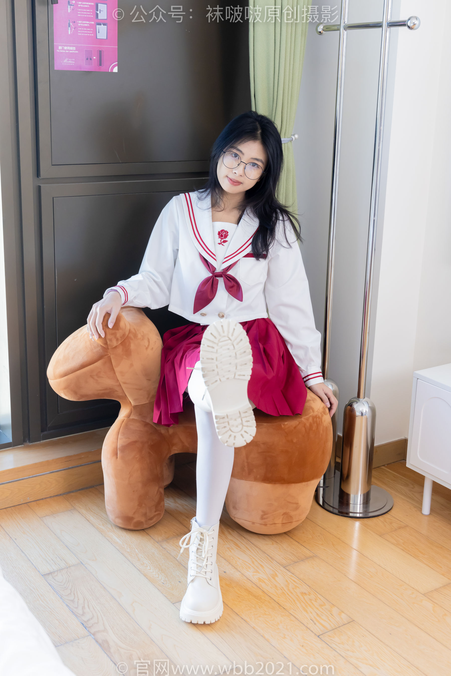 BoBoSocks袜啵啵 No.545 奶油 - 白色马丁靴、厚白丝、jk制服、瑜伽动作时用老头乐挠脚剧情/(144P)