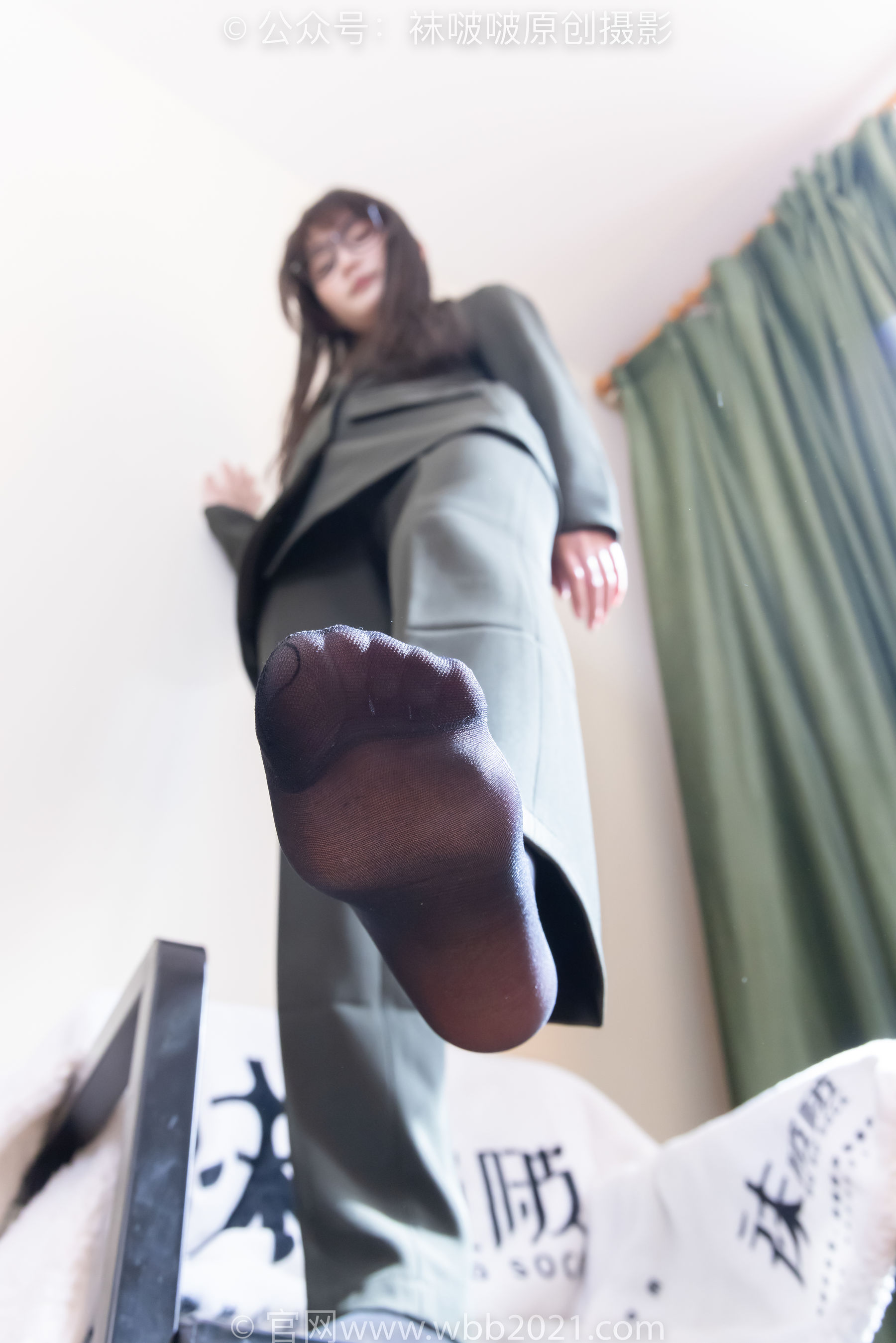 BoBoSocks袜啵啵 No.529 甜甜圈 - 高跟鞋、短黑丝、裸足、半蹲半脱袜子剧情/(154P)