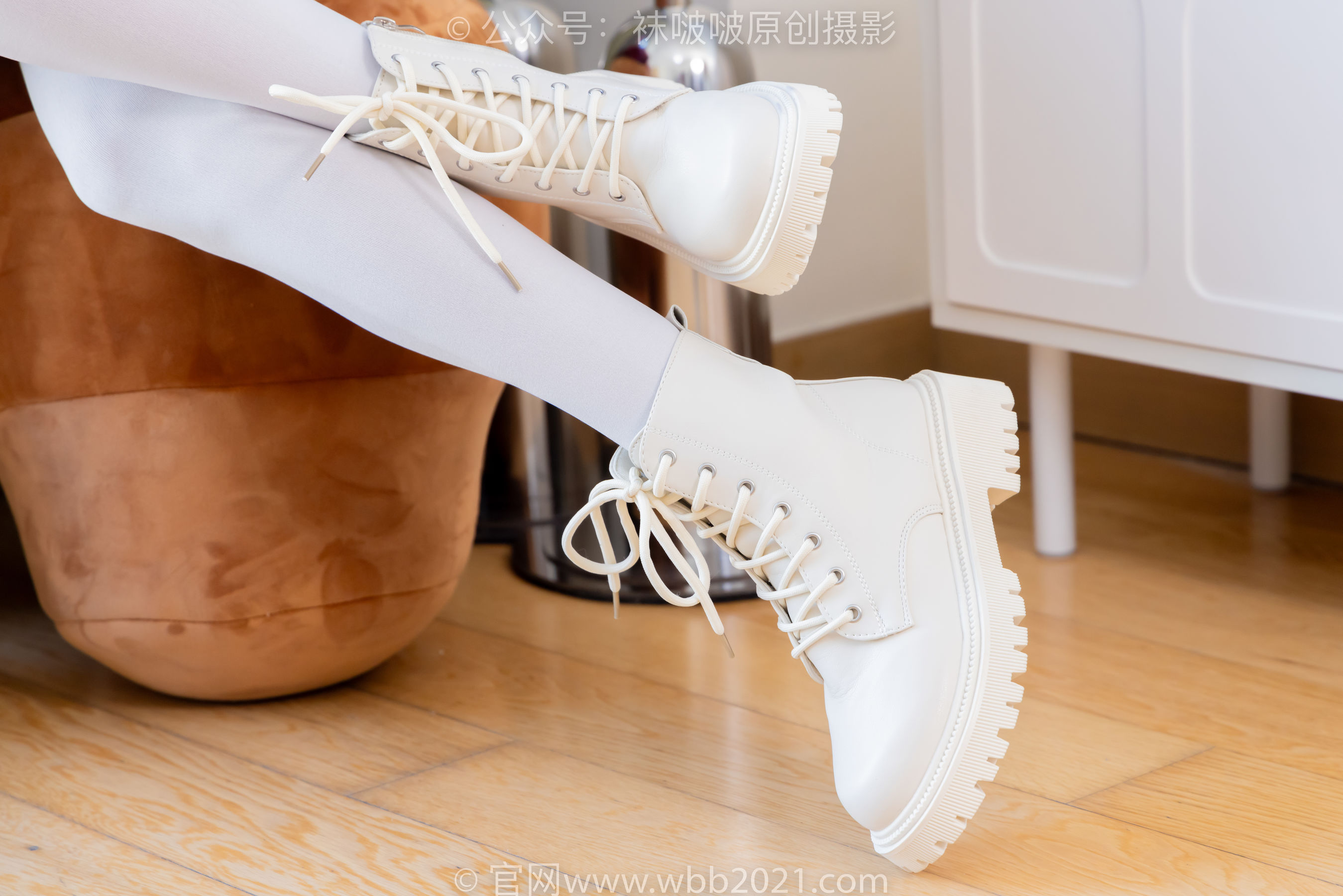 BoBoSocks袜啵啵 No.545 奶油 - 白色马丁靴、厚白丝、jk制服、瑜伽动作时用老头乐挠脚剧情/(144P)