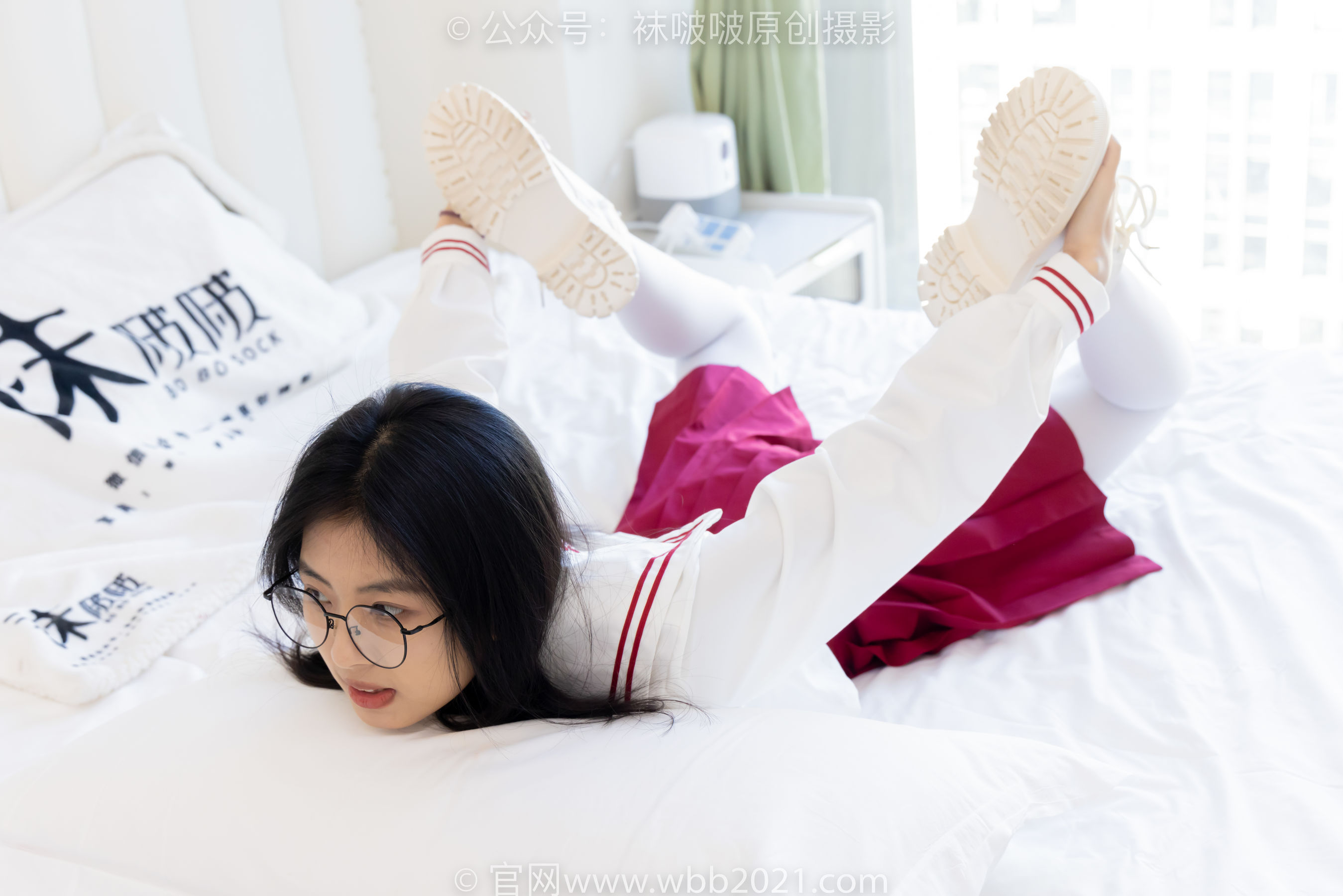 BoBoSocks袜啵啵 No.545 奶油 - 白色马丁靴、厚白丝、jk制服、瑜伽动作时用老头乐挠脚剧情/(144P)