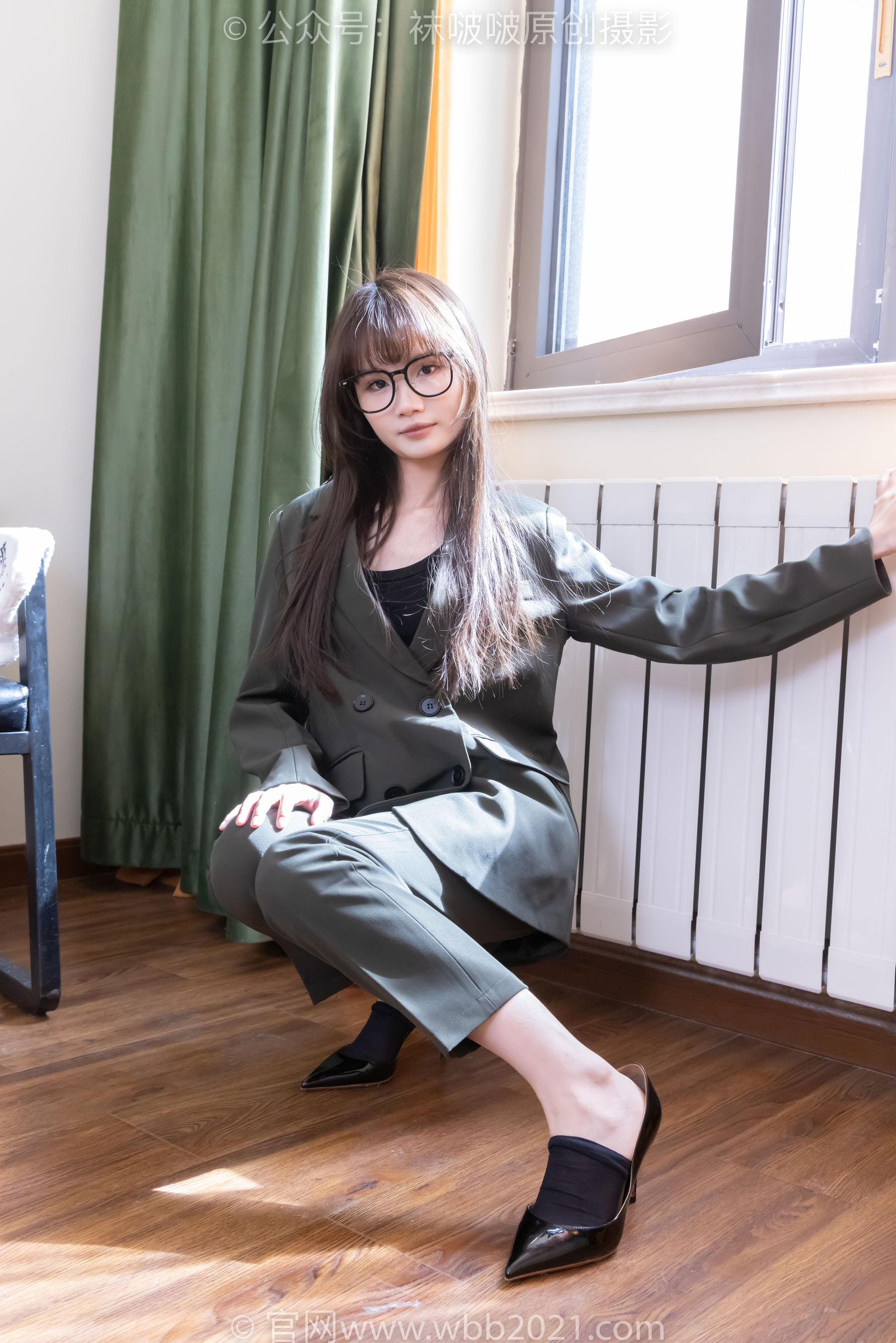 BoBoSocks袜啵啵 No.529 甜甜圈 - 高跟鞋、短黑丝、裸足、半蹲半脱袜子剧情/(154P)