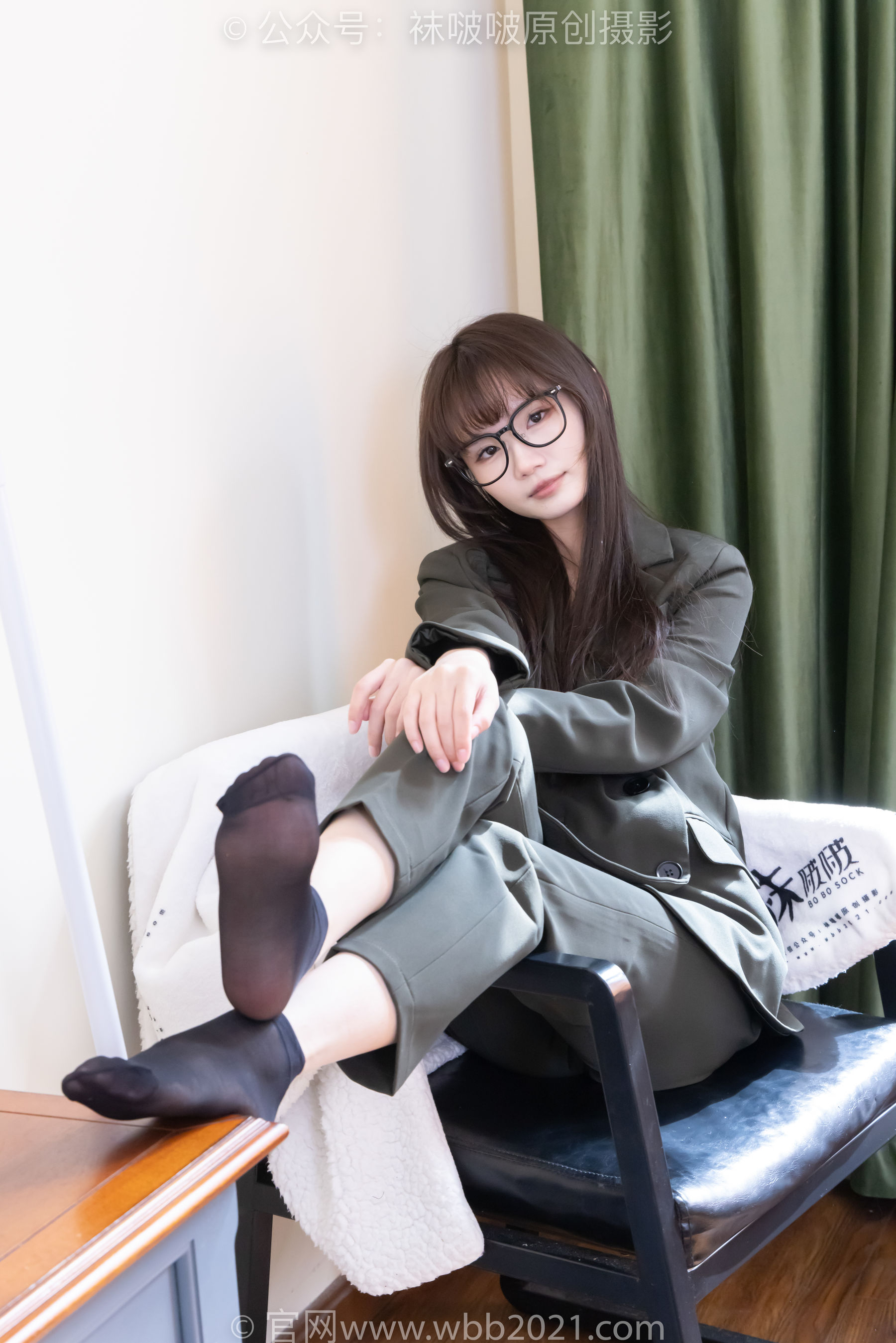 BoBoSocks袜啵啵 No.529 甜甜圈 - 高跟鞋、短黑丝、裸足、半蹲半脱袜子剧情/(154P)