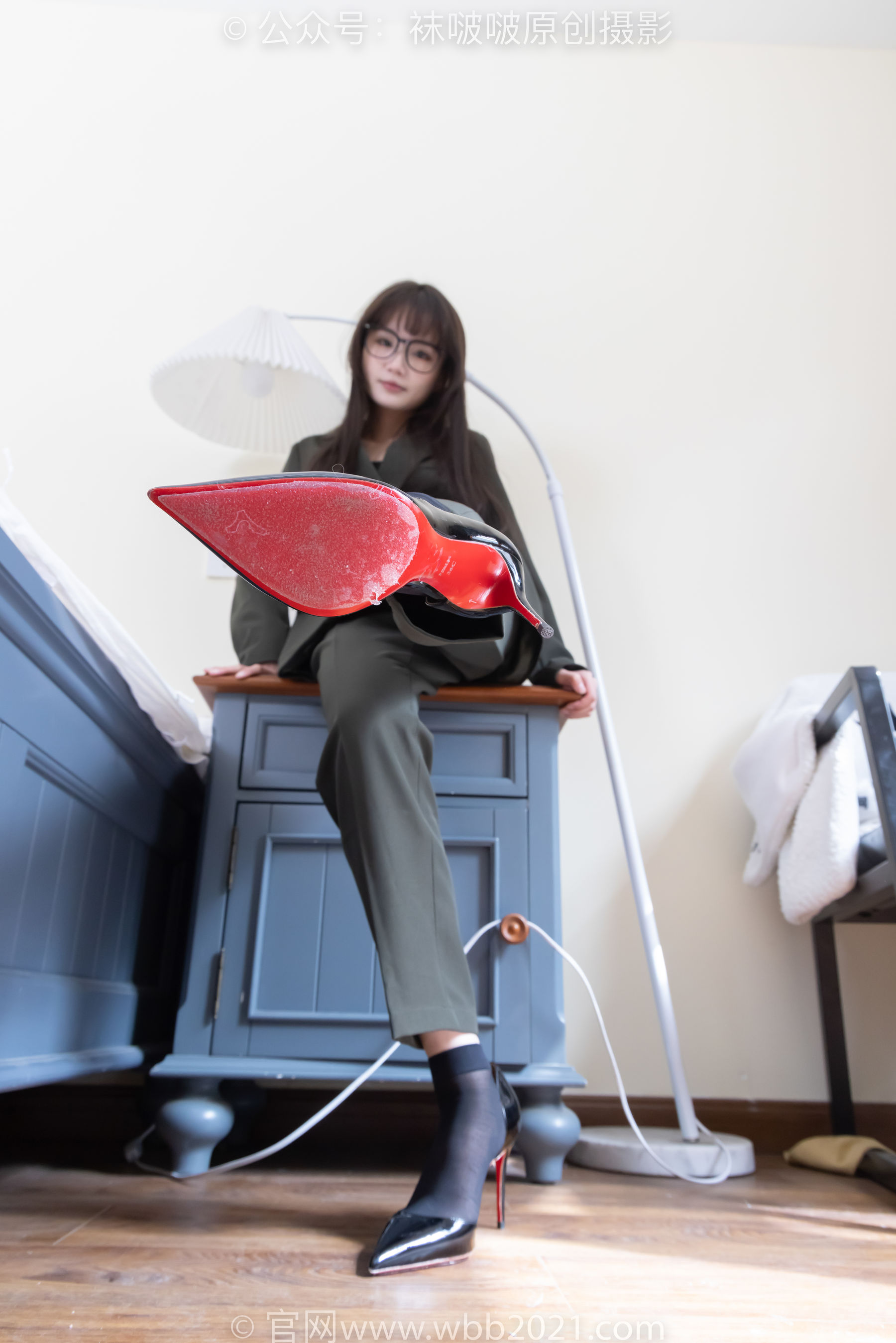 BoBoSocks袜啵啵 No.529 甜甜圈 - 高跟鞋、短黑丝、裸足、半蹲半脱袜子剧情/(154P)