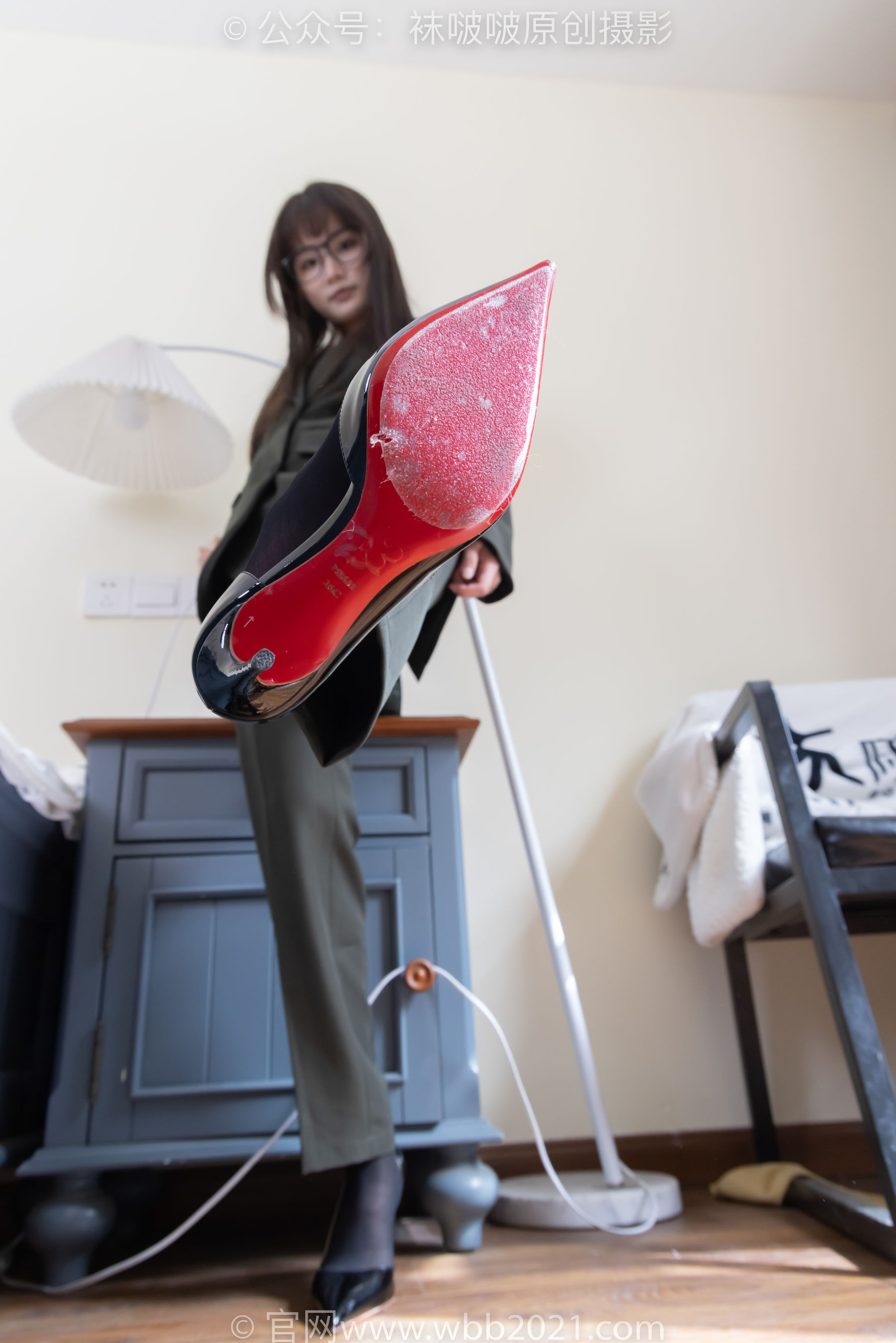 BoBoSocks袜啵啵 No.529 甜甜圈 - 高跟鞋、短黑丝、裸足、半蹲半脱袜子剧情/(154P)