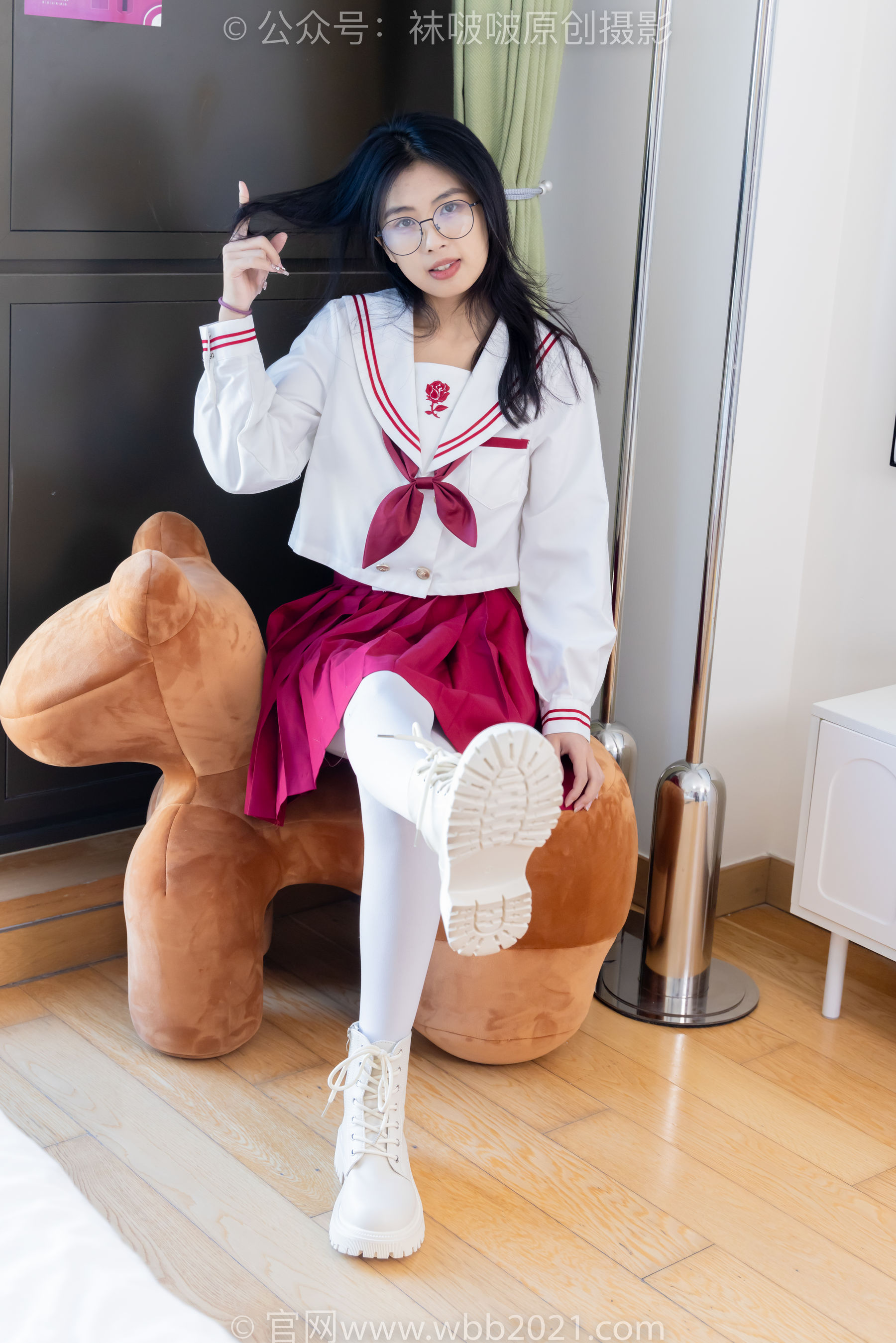 BoBoSocks袜啵啵 No.545 奶油 - 白色马丁靴、厚白丝、jk制服、瑜伽动作时用老头乐挠脚剧情/(144P)