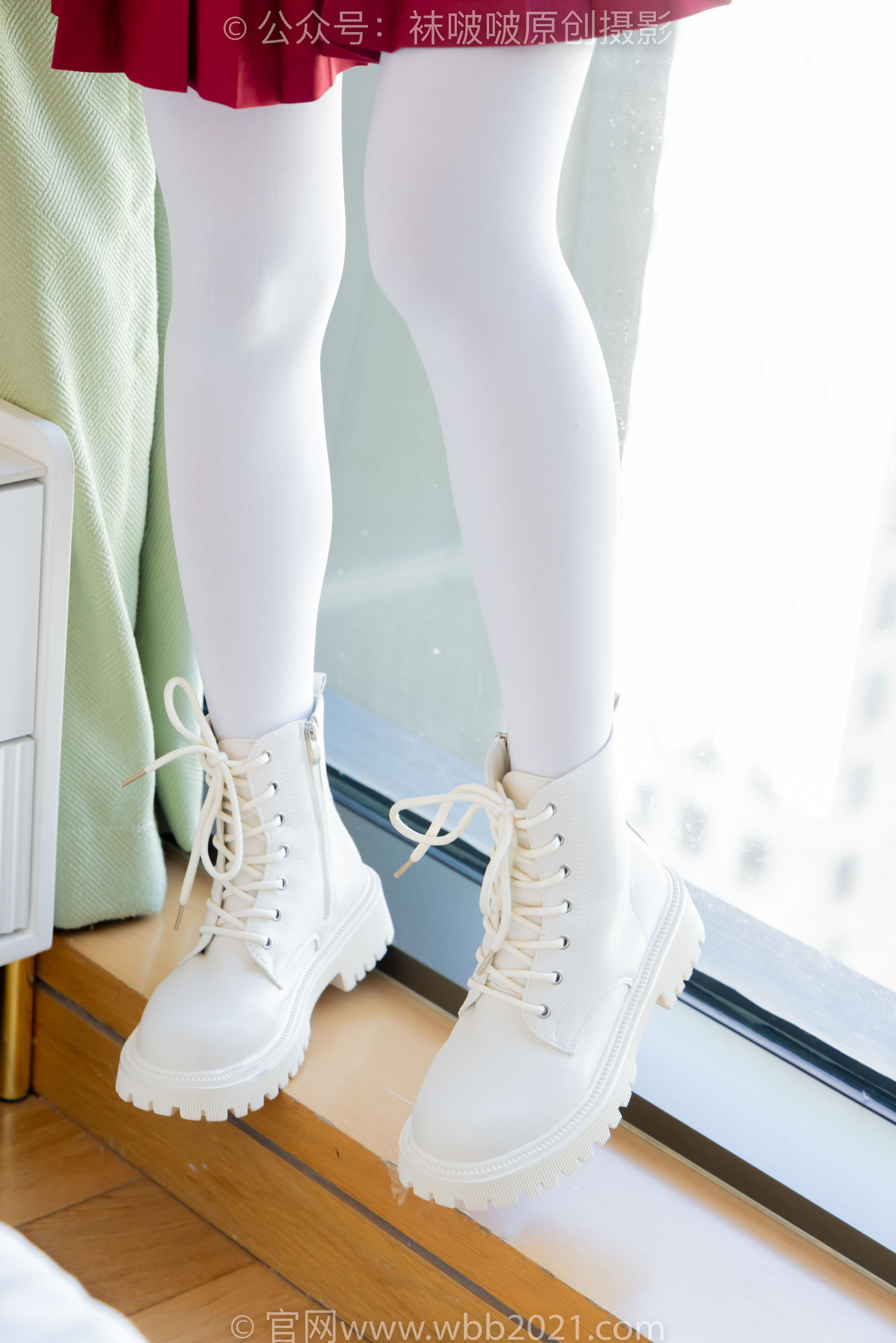 BoBoSocks袜啵啵 No.545 奶油 - 白色马丁靴、厚白丝、jk制服、瑜伽动作时用老头乐挠脚剧情/(144P)