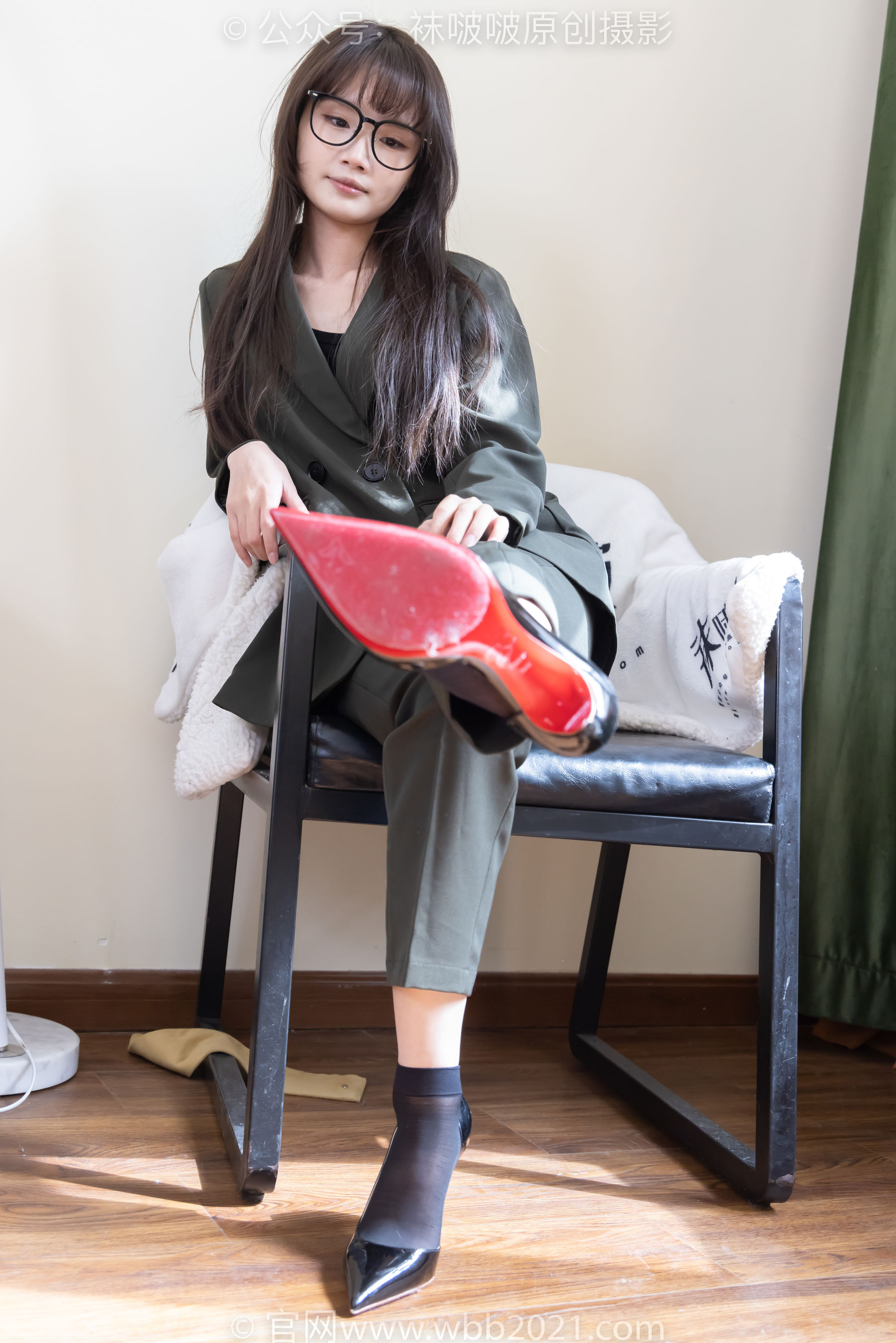 BoBoSocks袜啵啵 No.529 甜甜圈 - 高跟鞋、短黑丝、裸足、半蹲半脱袜子剧情/(154P)