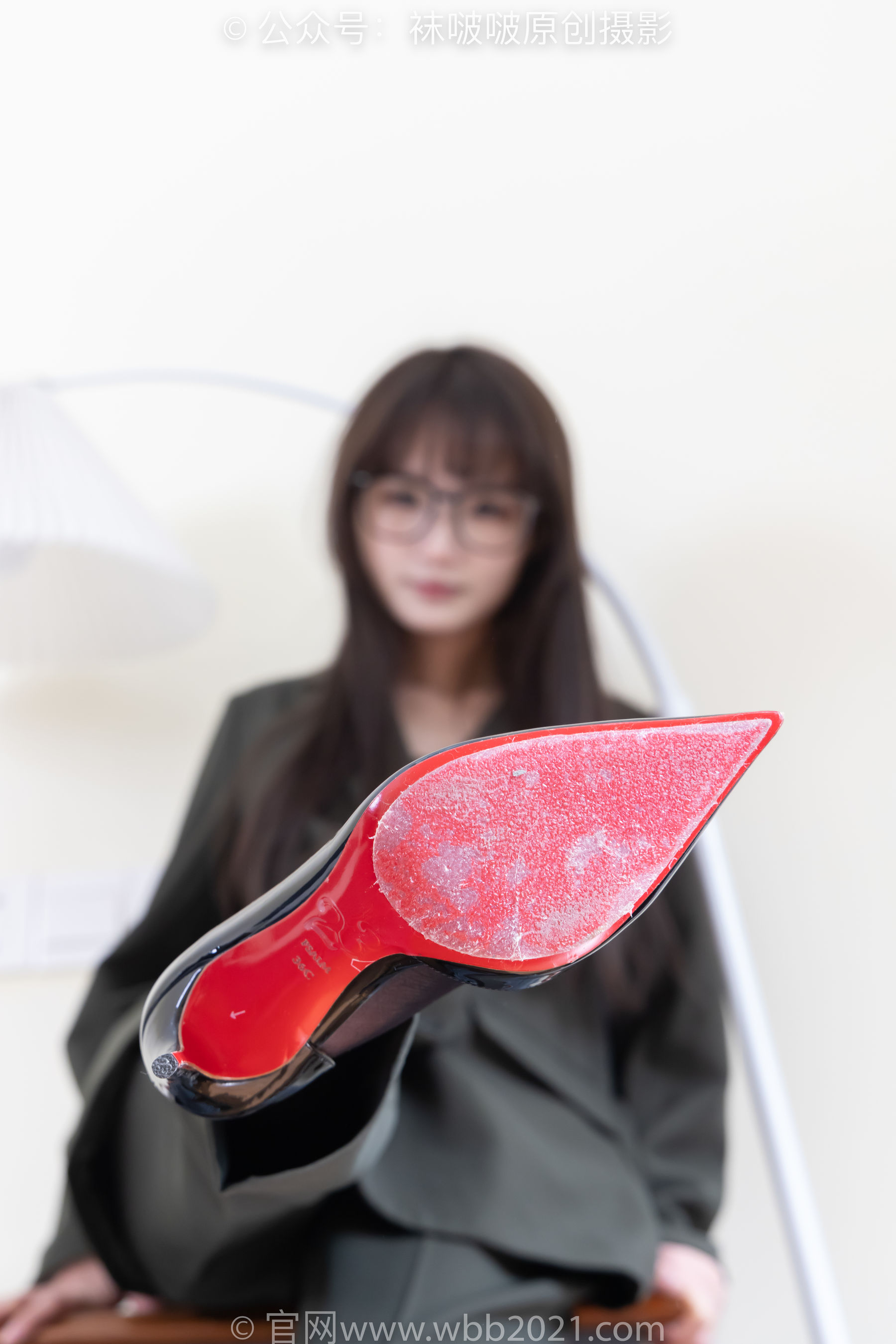 BoBoSocks袜啵啵 No.529 甜甜圈 - 高跟鞋、短黑丝、裸足、半蹲半脱袜子剧情/(154P)