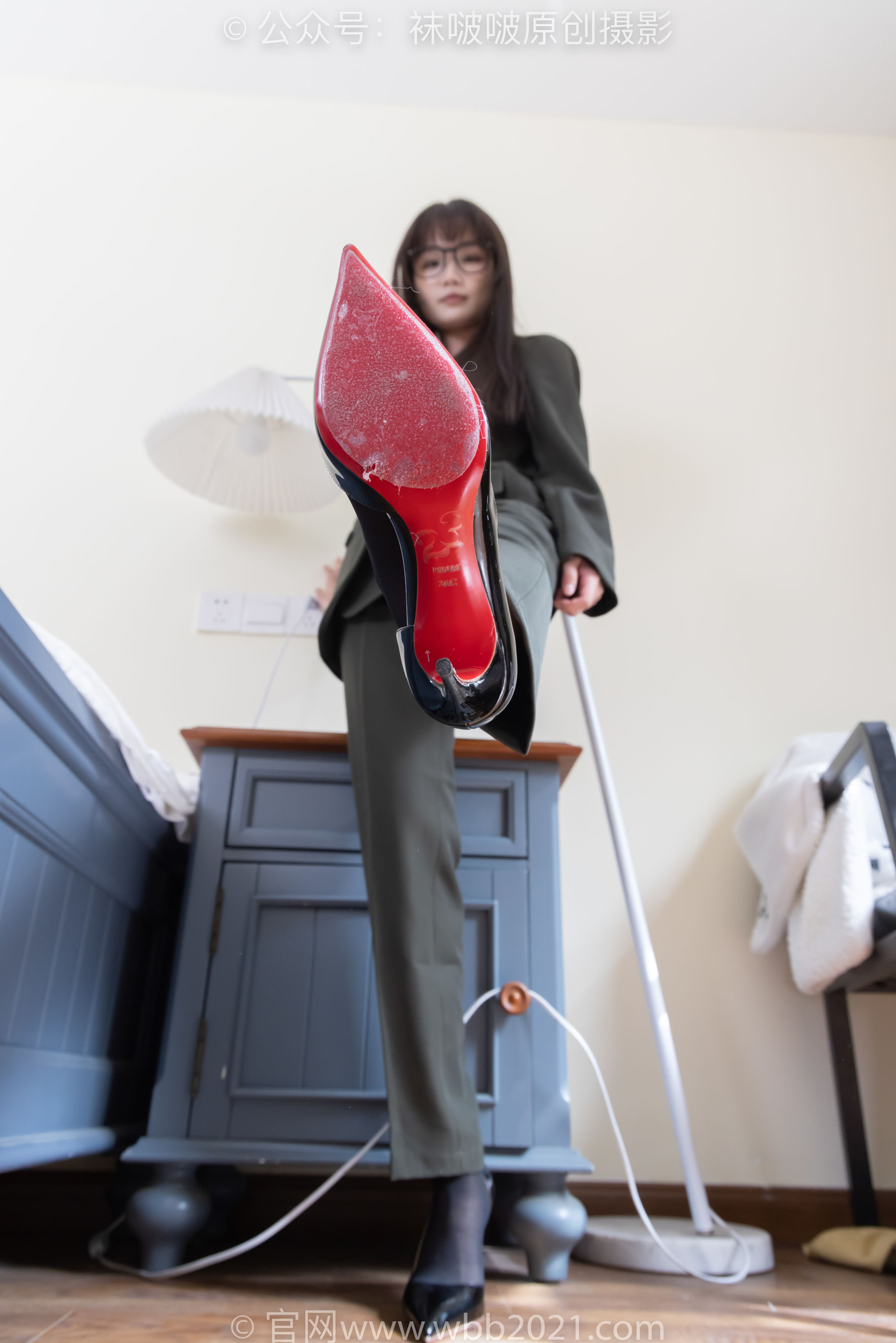 BoBoSocks袜啵啵 No.529 甜甜圈 - 高跟鞋、短黑丝、裸足、半蹲半脱袜子剧情/(154P)