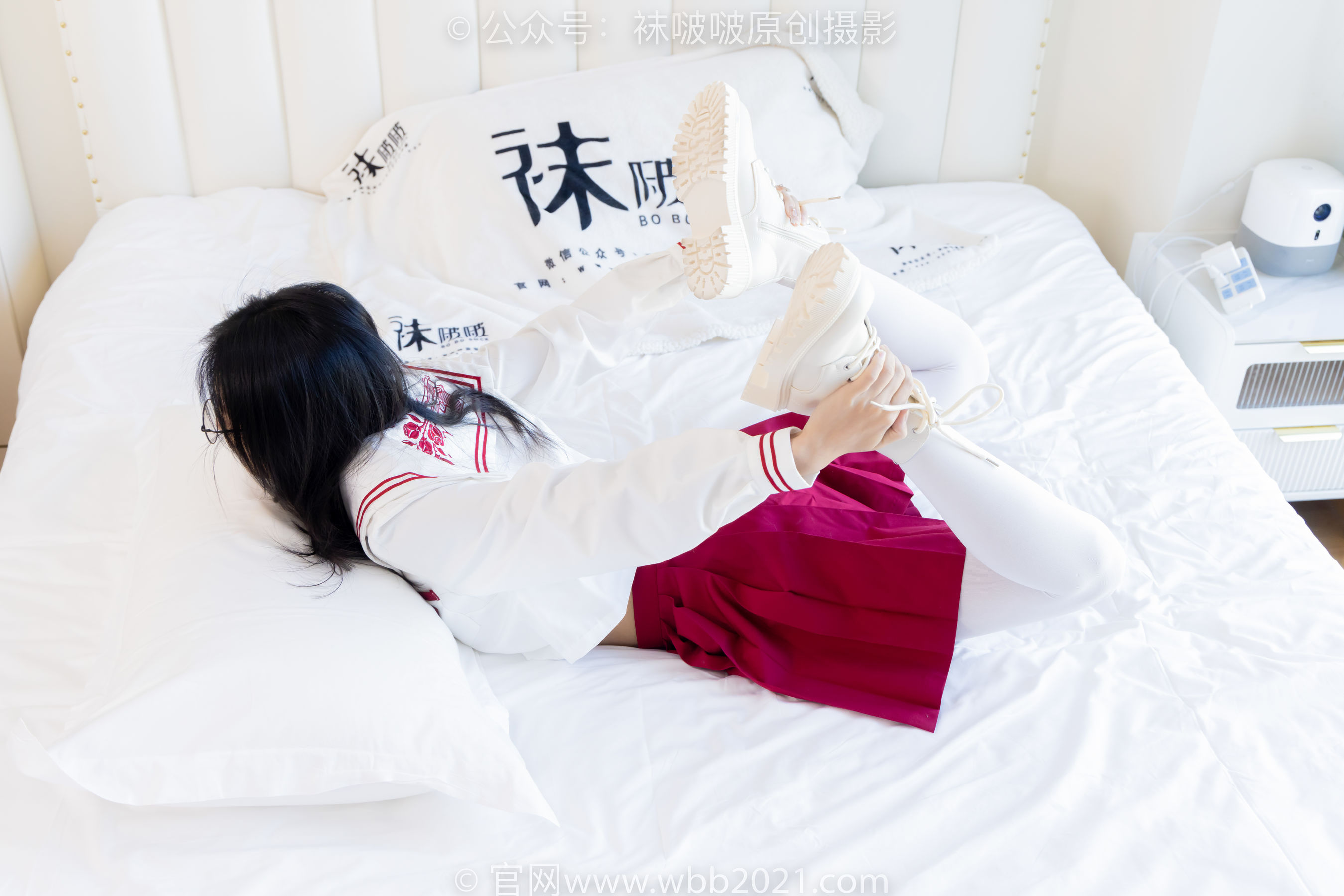 BoBoSocks袜啵啵 No.545 奶油 - 白色马丁靴、厚白丝、jk制服、瑜伽动作时用老头乐挠脚剧情/(144P)