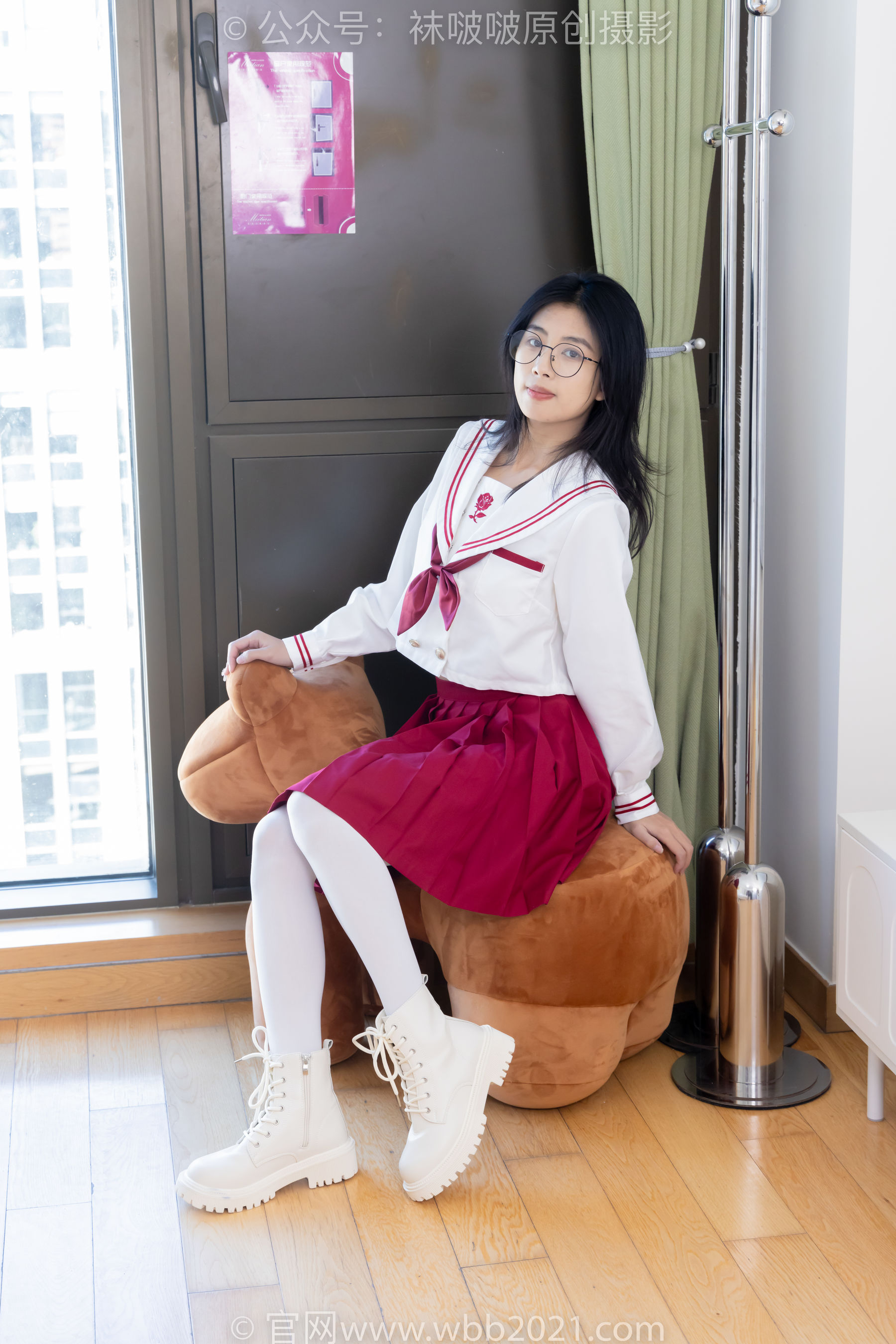 BoBoSocks袜啵啵 No.545 奶油 - 白色马丁靴、厚白丝、jk制服、瑜伽动作时用老头乐挠脚剧情/(144P)