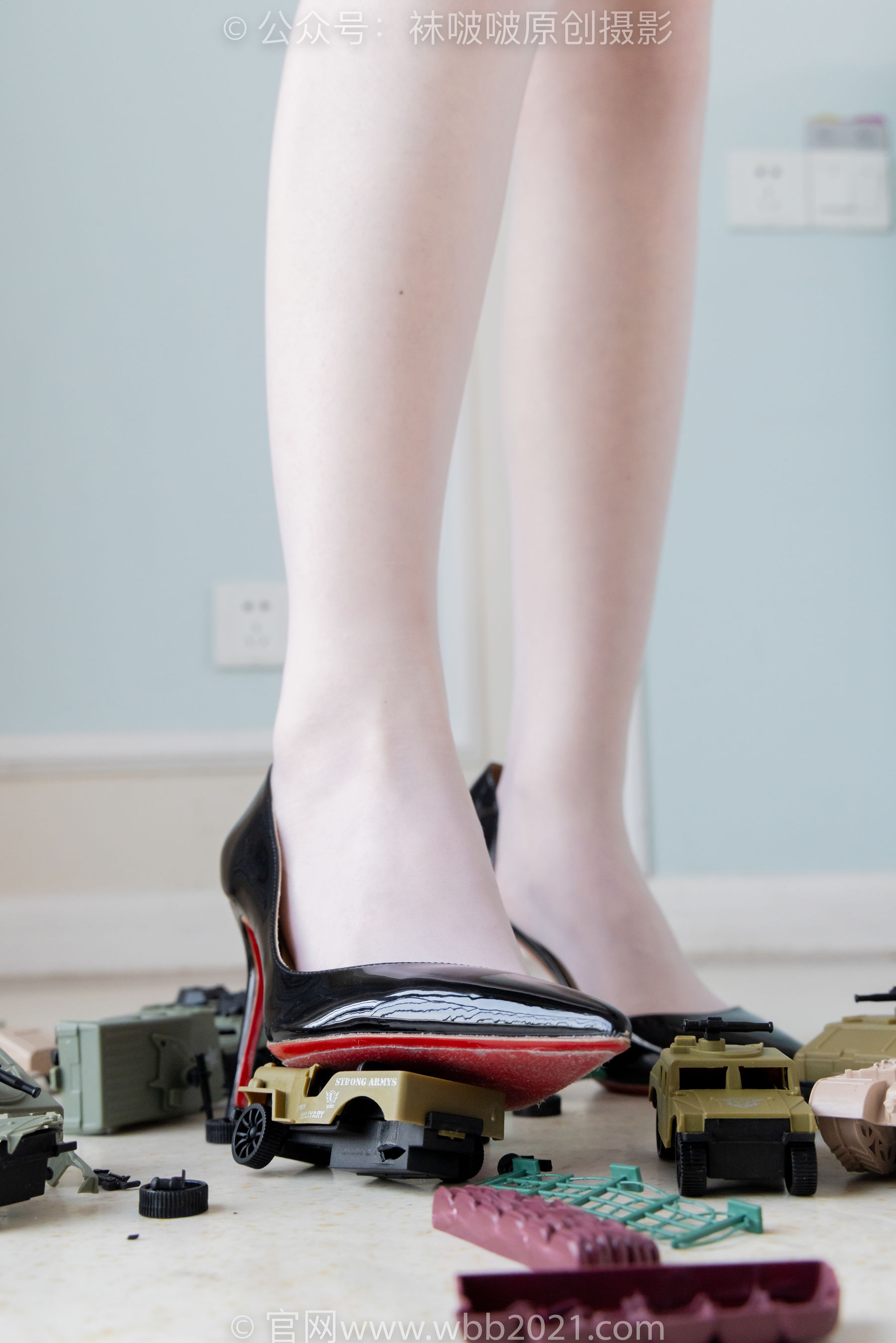 BoBoSocks袜啵啵 No.544 甜甜圈 - 高跟鞋、油亮薄白丝、裸足、踩小人和奶油泡芙剧情/(172P)