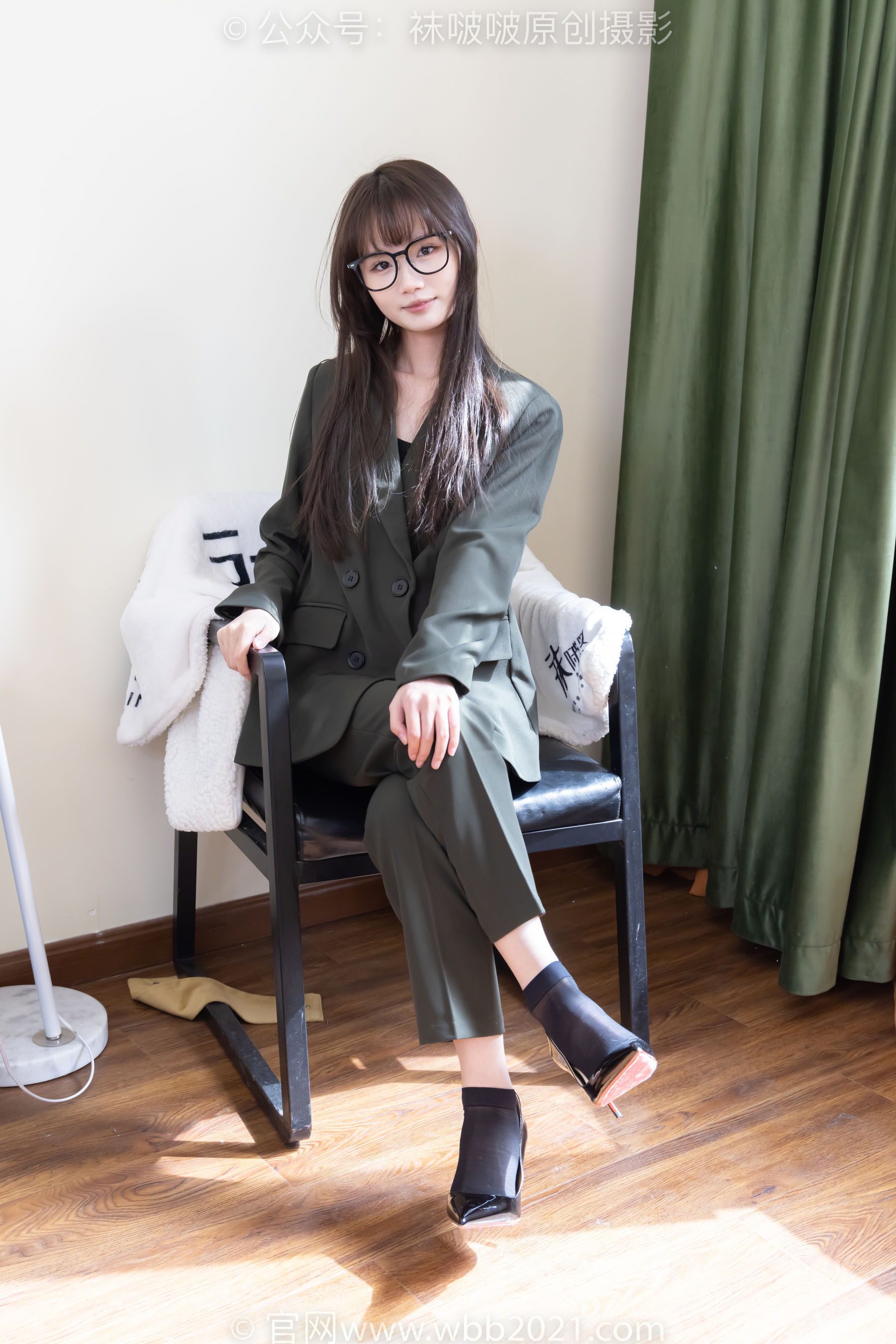 BoBoSocks袜啵啵 No.529 甜甜圈 - 高跟鞋、短黑丝、裸足、半蹲半脱袜子剧情/(154P)