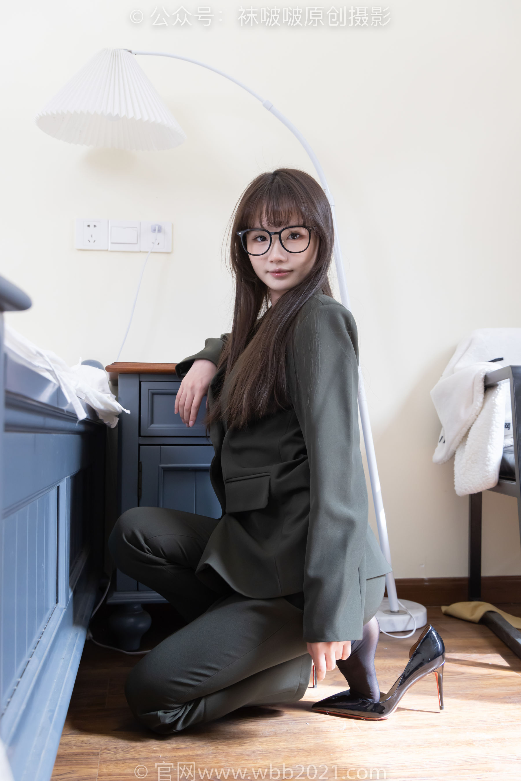 BoBoSocks袜啵啵 No.529 甜甜圈 - 高跟鞋、短黑丝、裸足、半蹲半脱袜子剧情/(154P)